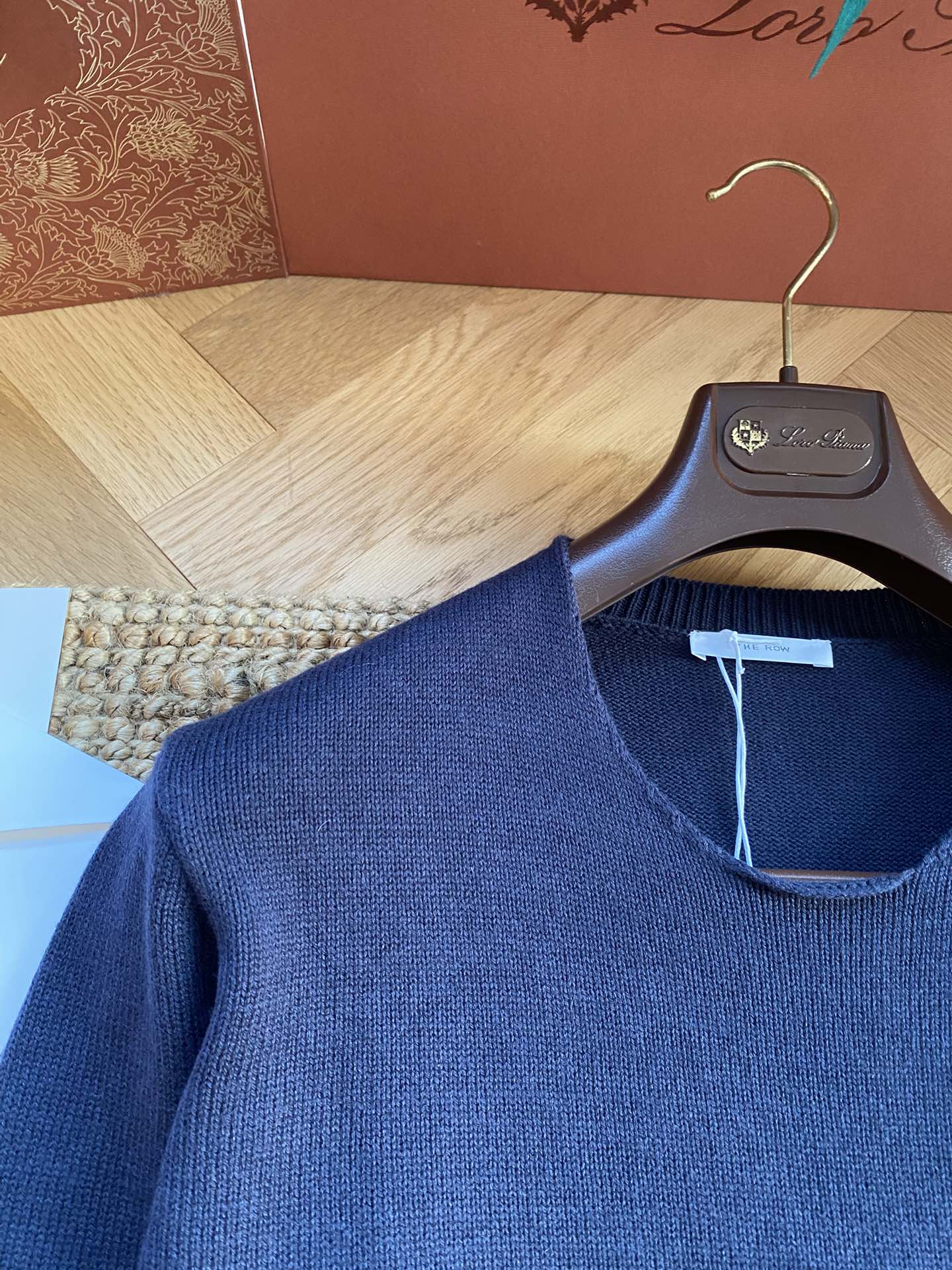 THE ROW Dunkelblauer Strickpullover Minimalistischer Luxus & Zeitlose Eleganz