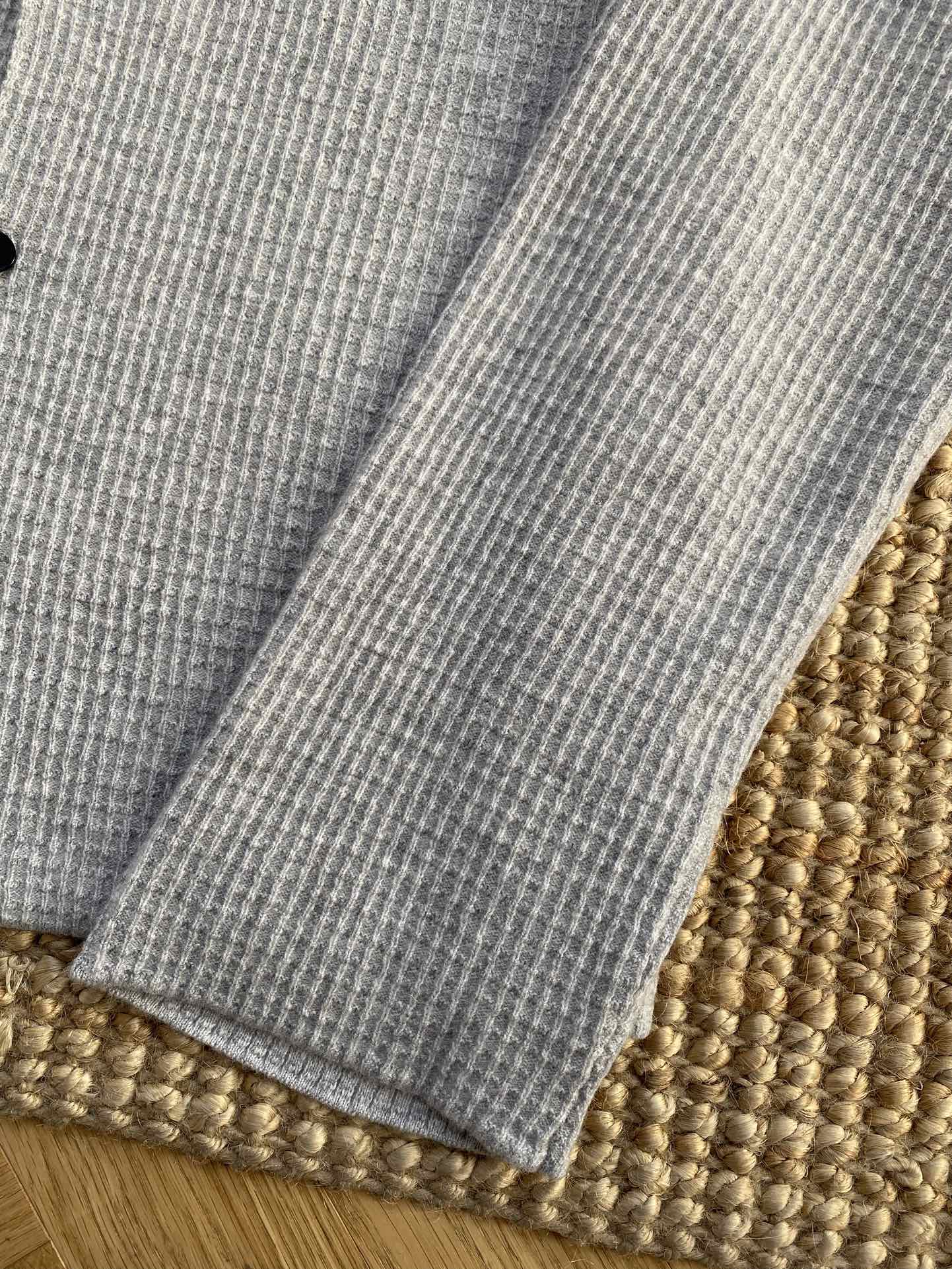 The Row Hellgraues Strickhemd mit Knopfleiste Minimalistische Eleganz & Weicher Komfort