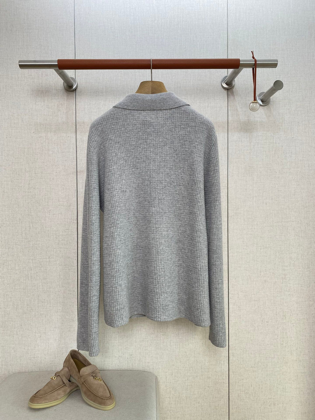 The Row Hellgraues Strickhemd mit Knopfleiste Minimalistische Eleganz & Weicher Komfort