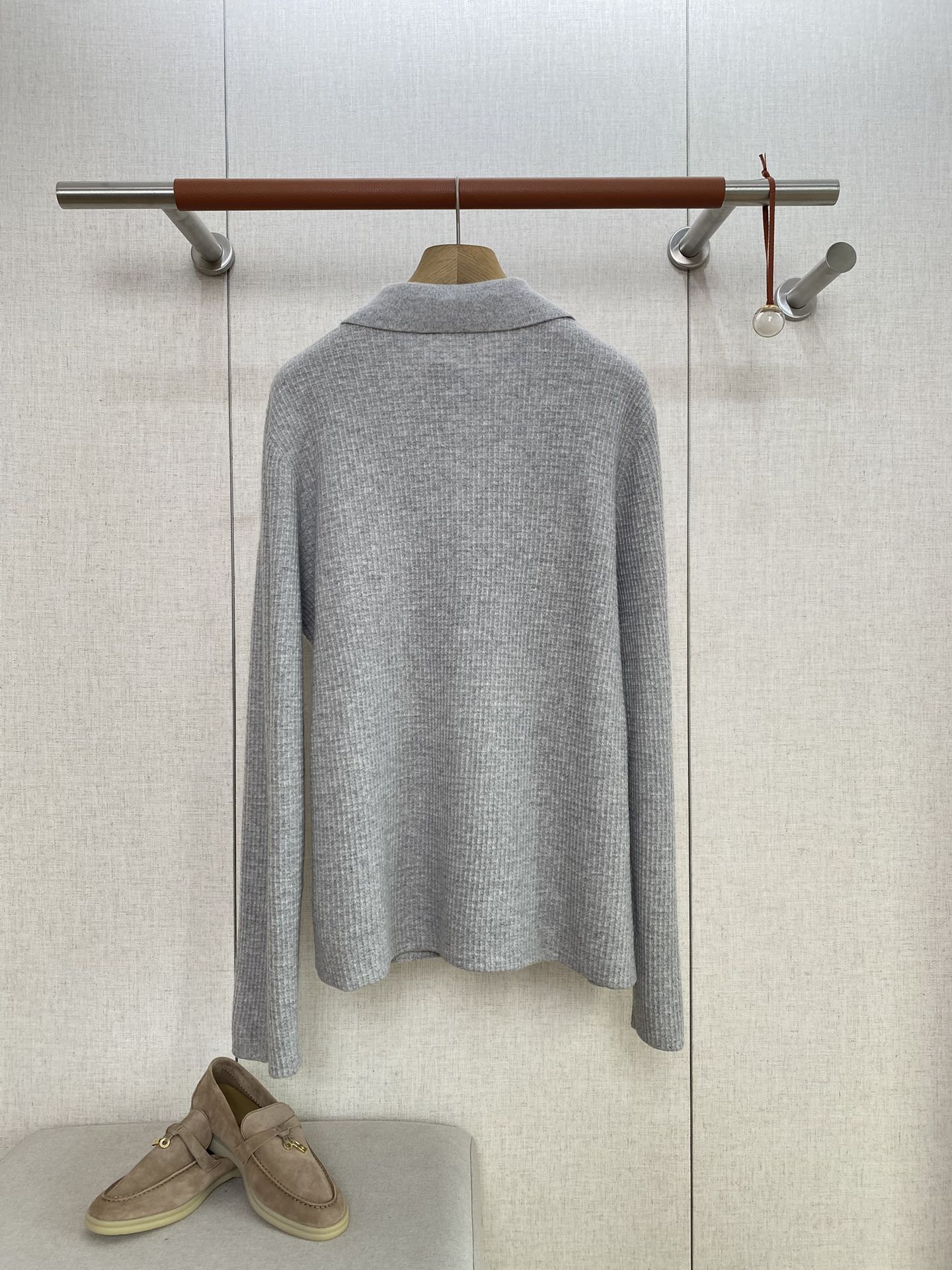 The Row Hellgraues Strickhemd mit Knopfleiste Minimalistische Eleganz & Weicher Komfort