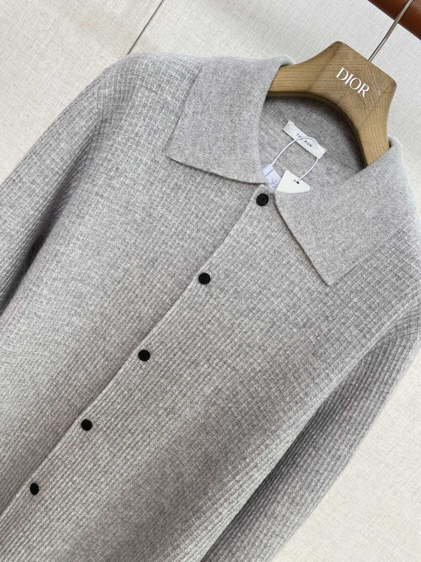 The Row Hellgraues Strickhemd mit Knopfleiste Minimalistische Eleganz & Weicher Komfort