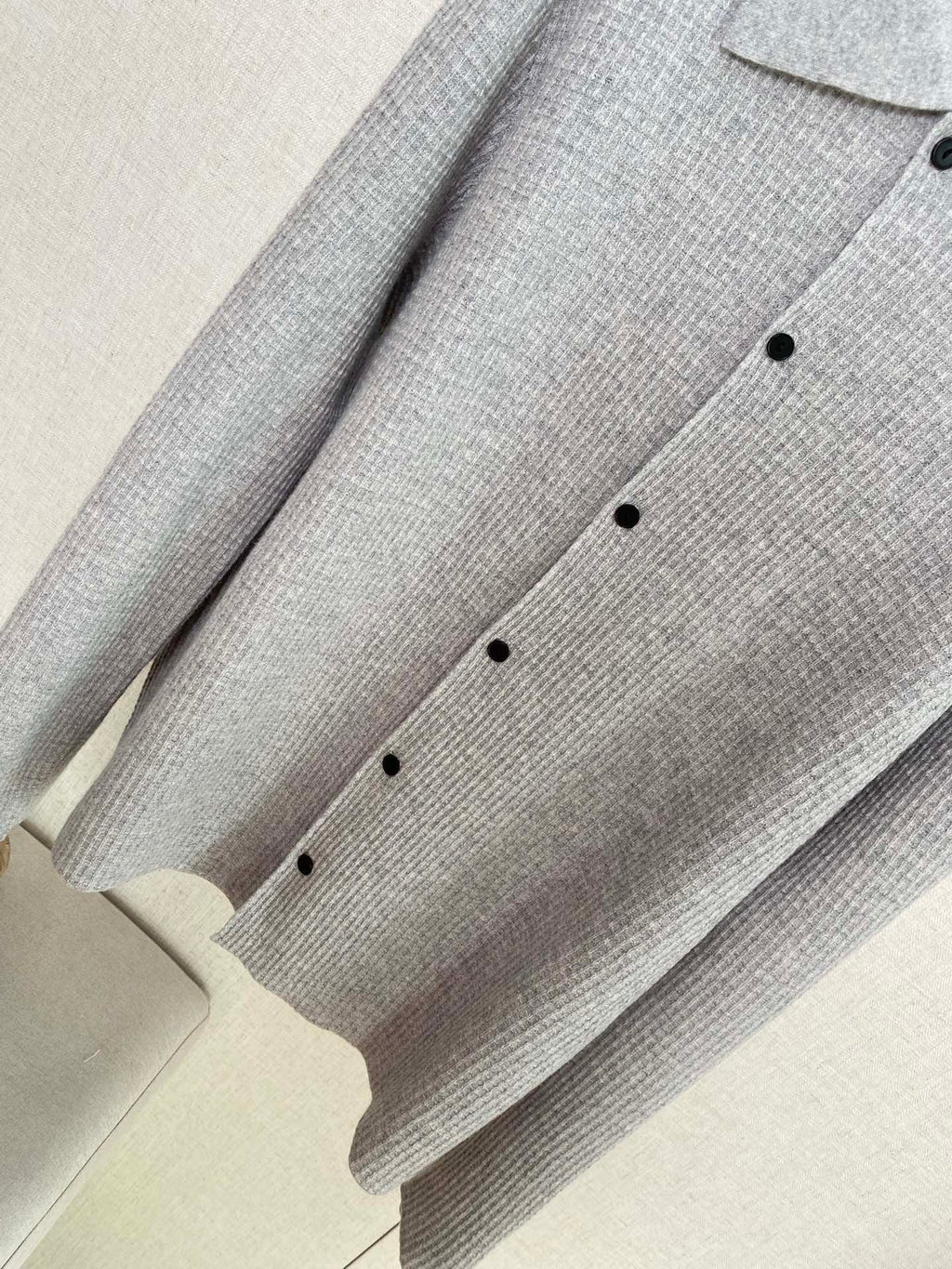 The Row Hellgraues Strickhemd mit Knopfleiste Minimalistische Eleganz & Weicher Komfort