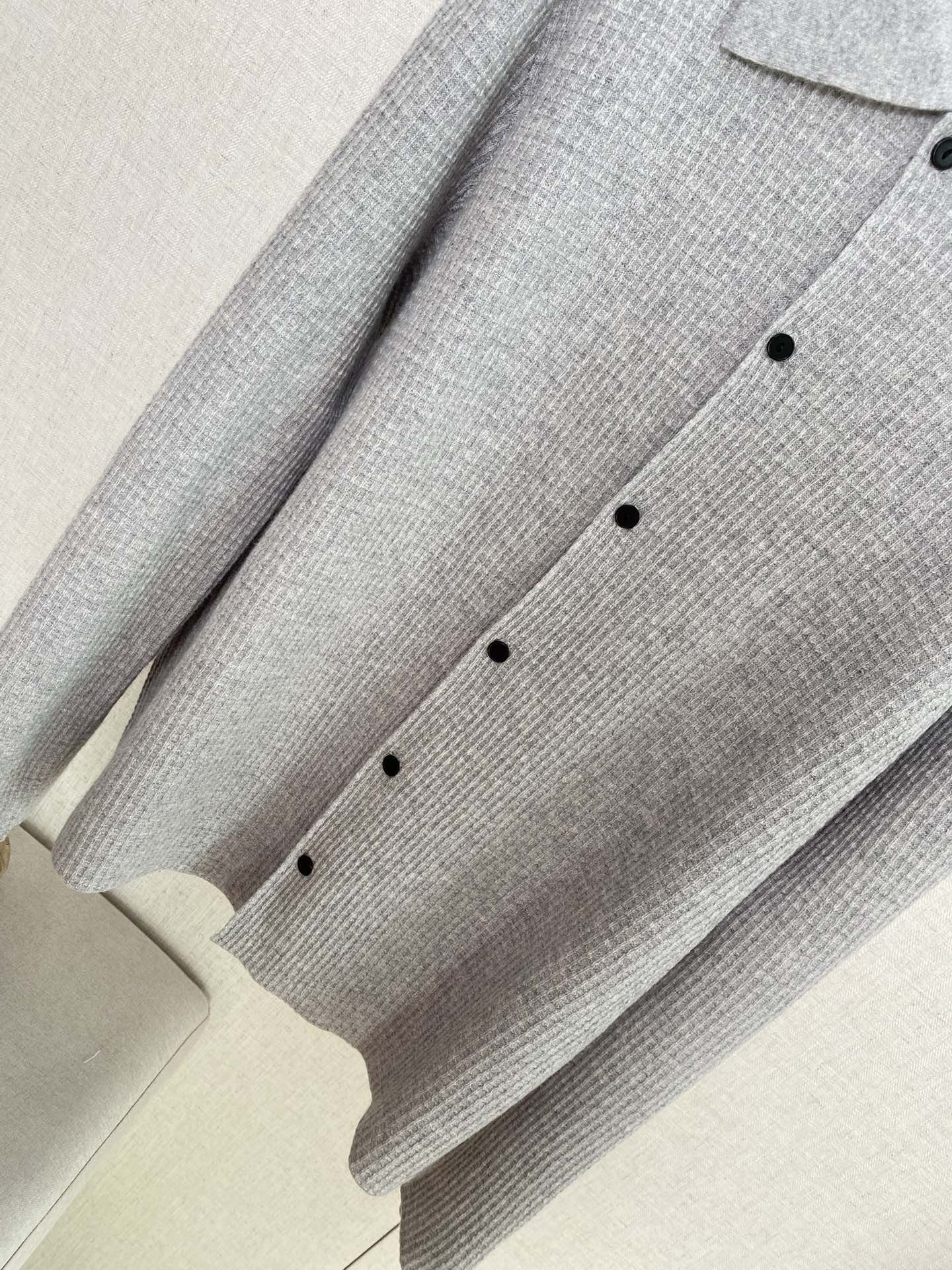 The Row Hellgraues Strickhemd mit Knopfleiste Minimalistische Eleganz & Weicher Komfort