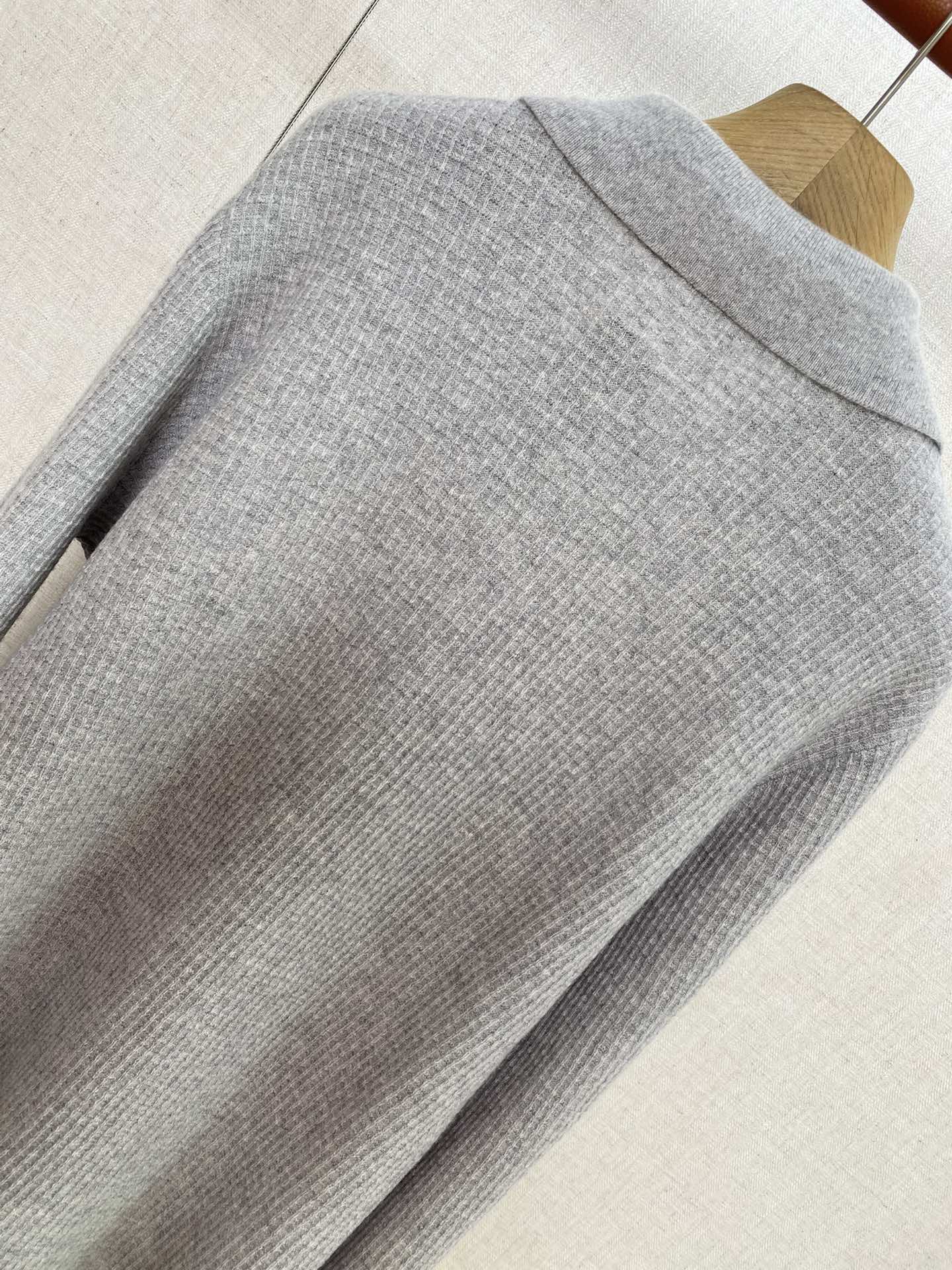 The Row Hellgraues Strickhemd mit Knopfleiste Minimalistische Eleganz & Weicher Komfort