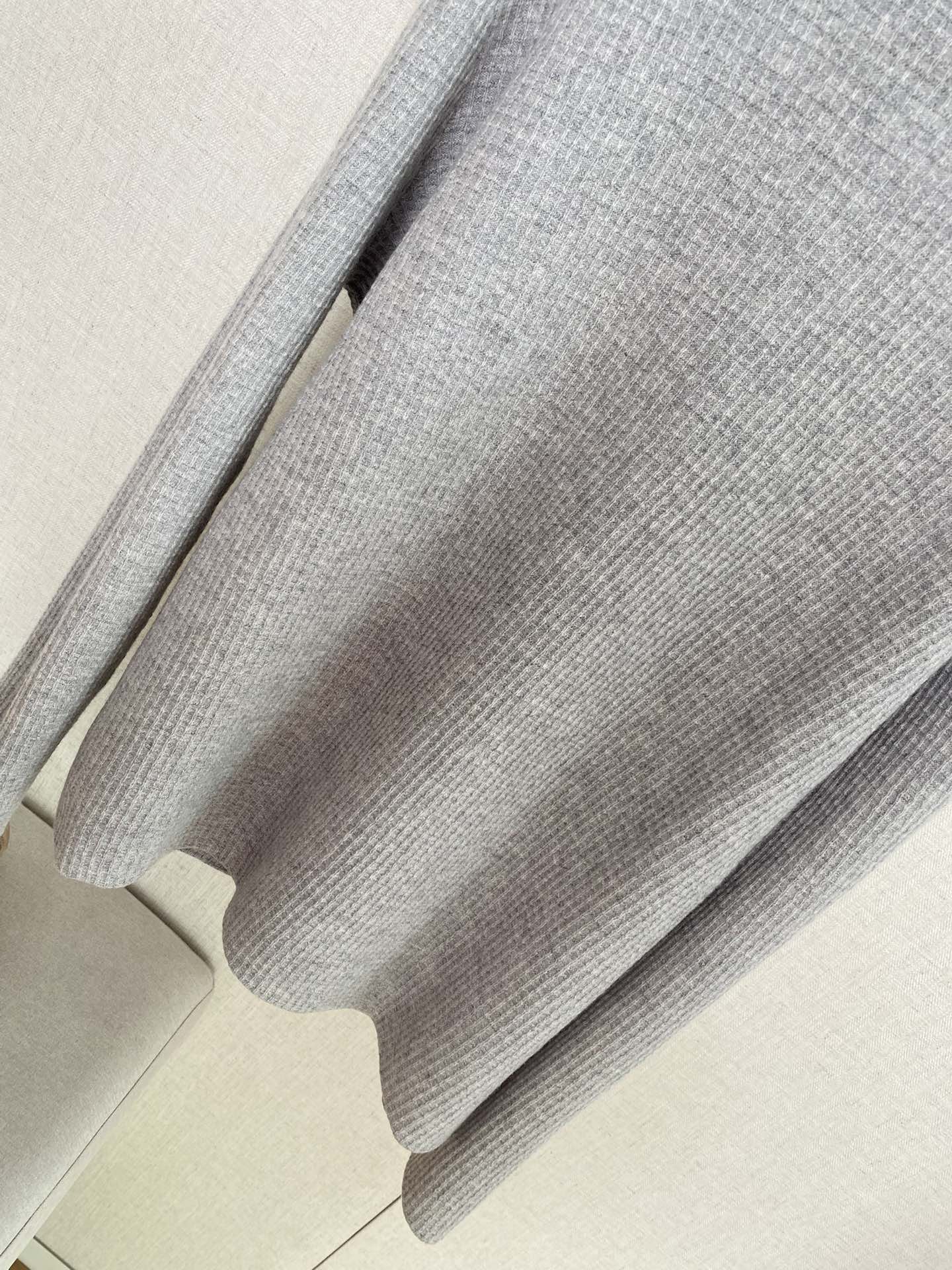 The Row Hellgraues Strickhemd mit Knopfleiste Minimalistische Eleganz & Weicher Komfort