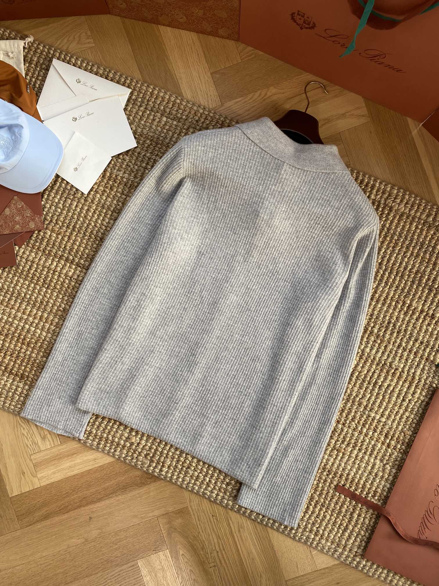 The Row Hellgraues Strickhemd mit Knopfleiste Minimalistische Eleganz & Weicher Komfort