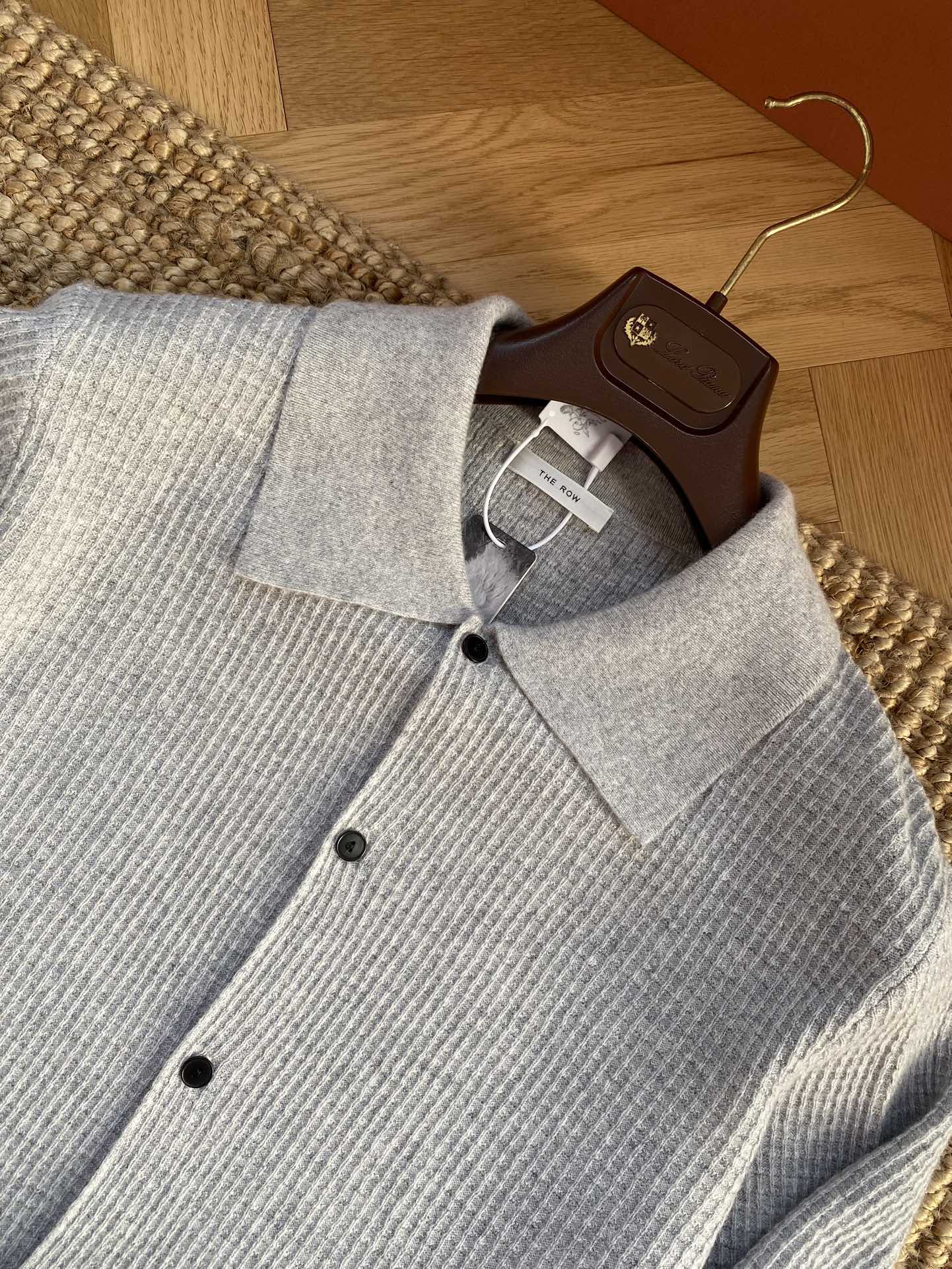 The Row Hellgraues Strickhemd mit Knopfleiste Minimalistische Eleganz & Weicher Komfort