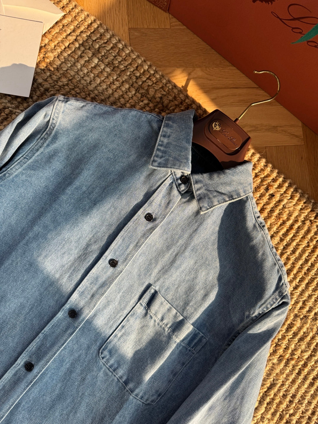 THE ROW Mittelblaues Denim-Hemd Lässiger Vintage-Look & Zeitlose Qualität