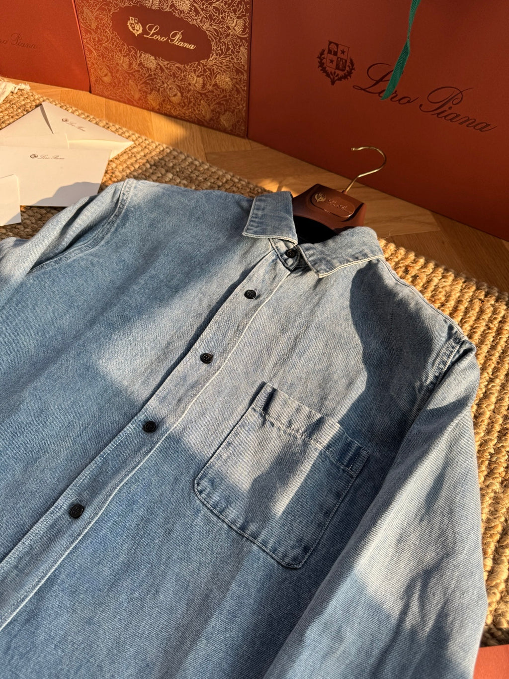 THE ROW Mittelblaues Denim-Hemd Lässiger Vintage-Look & Zeitlose Qualität