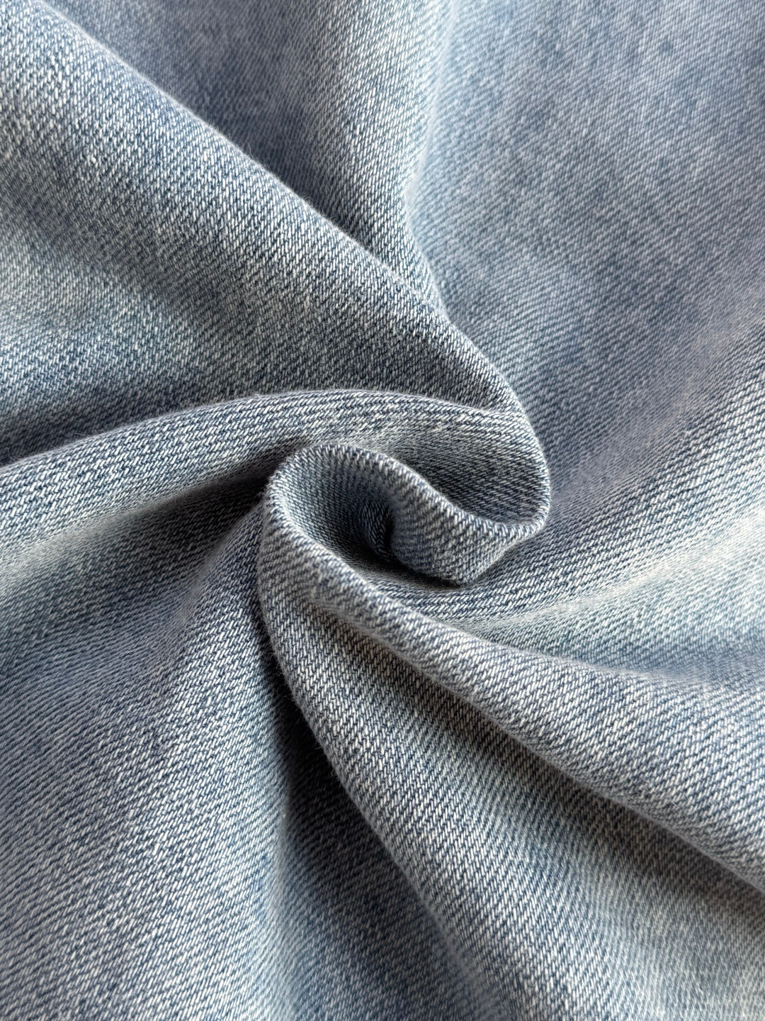 THE ROW Mittelblaues Denim-Hemd Lässiger Vintage-Look & Zeitlose Qualität