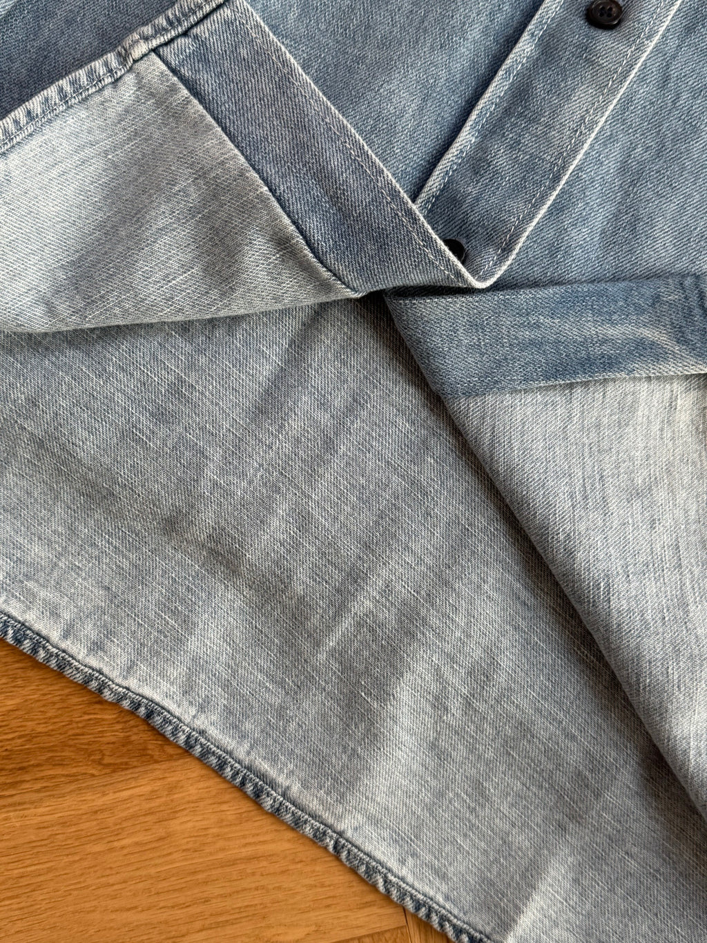 THE ROW Mittelblaues Denim-Hemd Lässiger Vintage-Look & Zeitlose Qualität