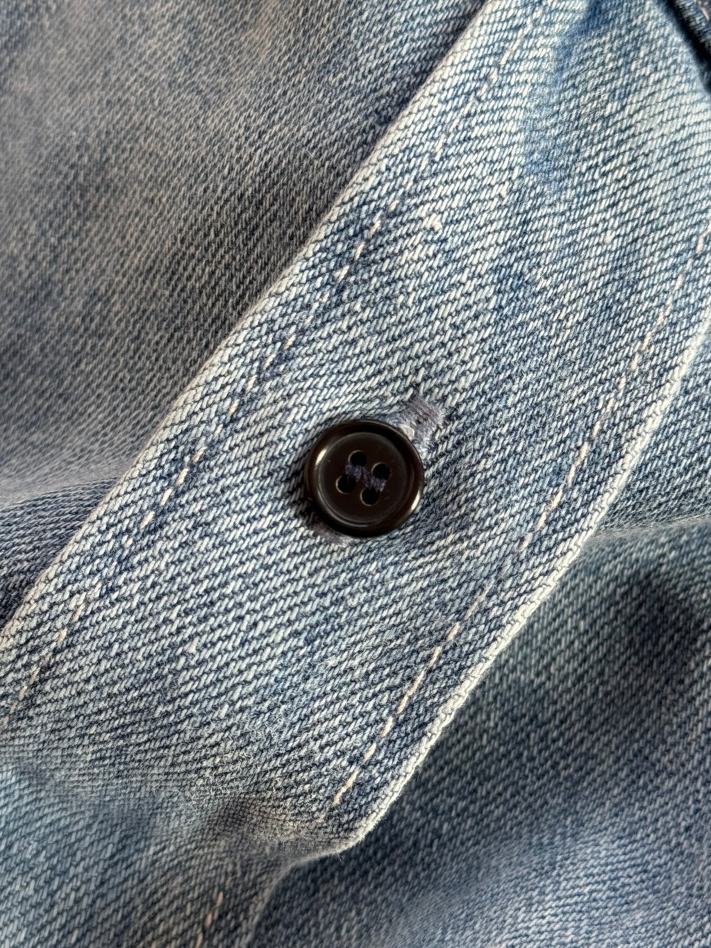 THE ROW Mittelblaues Denim-Hemd Lässiger Vintage-Look & Zeitlose Qualität
