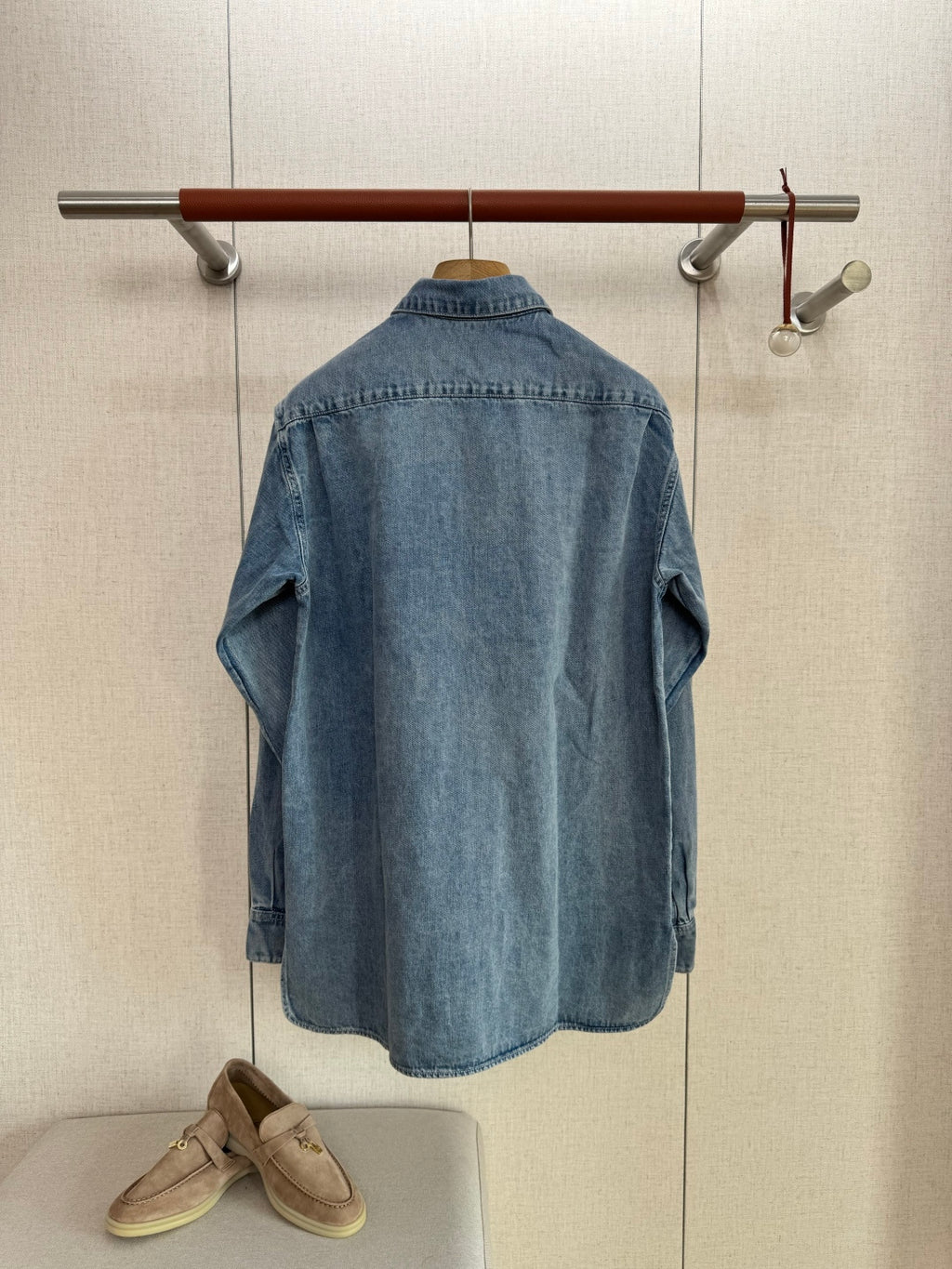 THE ROW Mittelblaues Denim-Hemd Lässiger Vintage-Look & Zeitlose Qualität