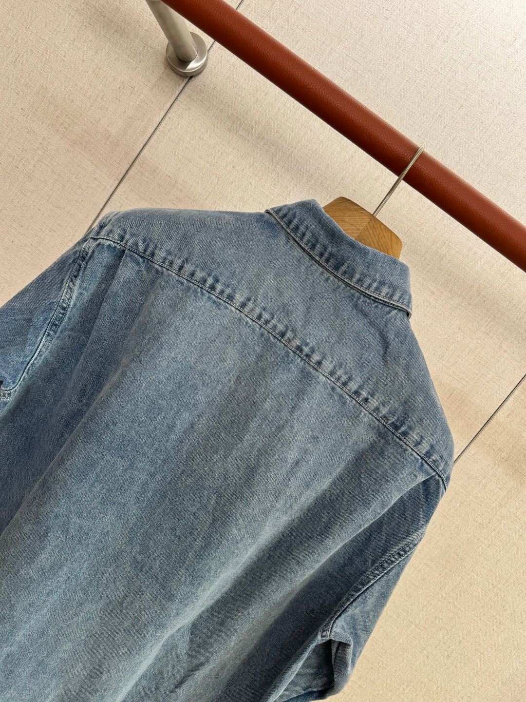 THE ROW Mittelblaues Denim-Hemd Lässiger Vintage-Look & Zeitlose Qualität