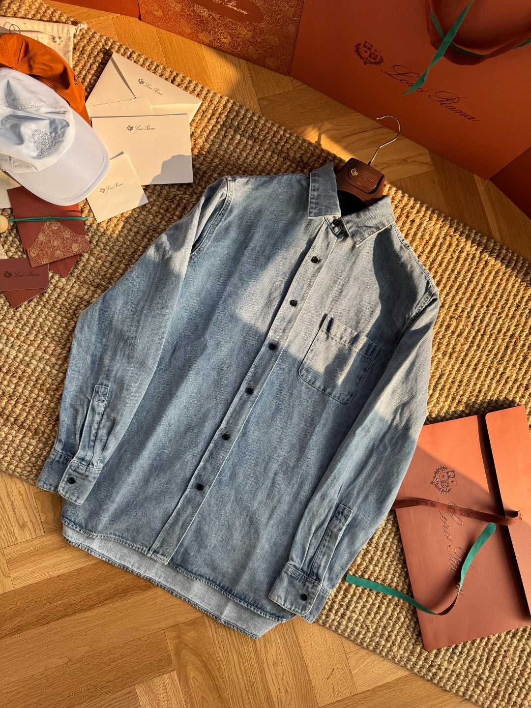 THE ROW Mittelblaues Denim-Hemd Lässiger Vintage-Look & Zeitlose Qualität