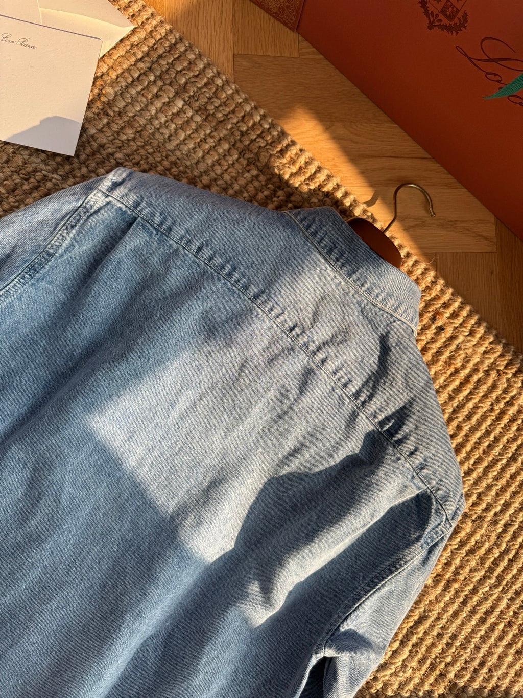 THE ROW Mittelblaues Denim-Hemd Lässiger Vintage-Look & Zeitlose Qualität