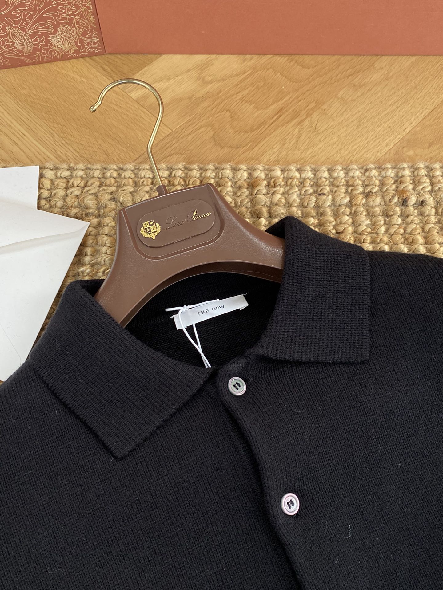 The Row Dunkelblaues Strick-Poloshirt Minimalistische Eleganz & Weicher Komfort