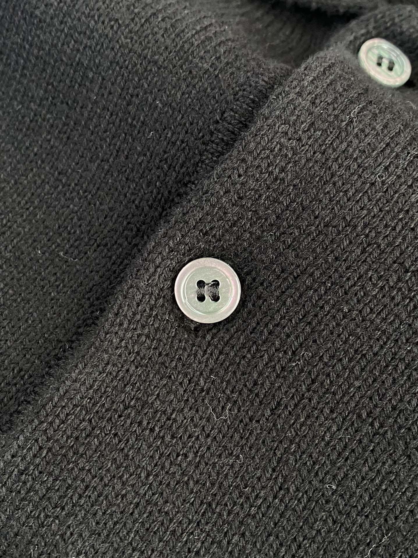 The Row Dunkelblaues Strick-Poloshirt Minimalistische Eleganz & Weicher Komfort