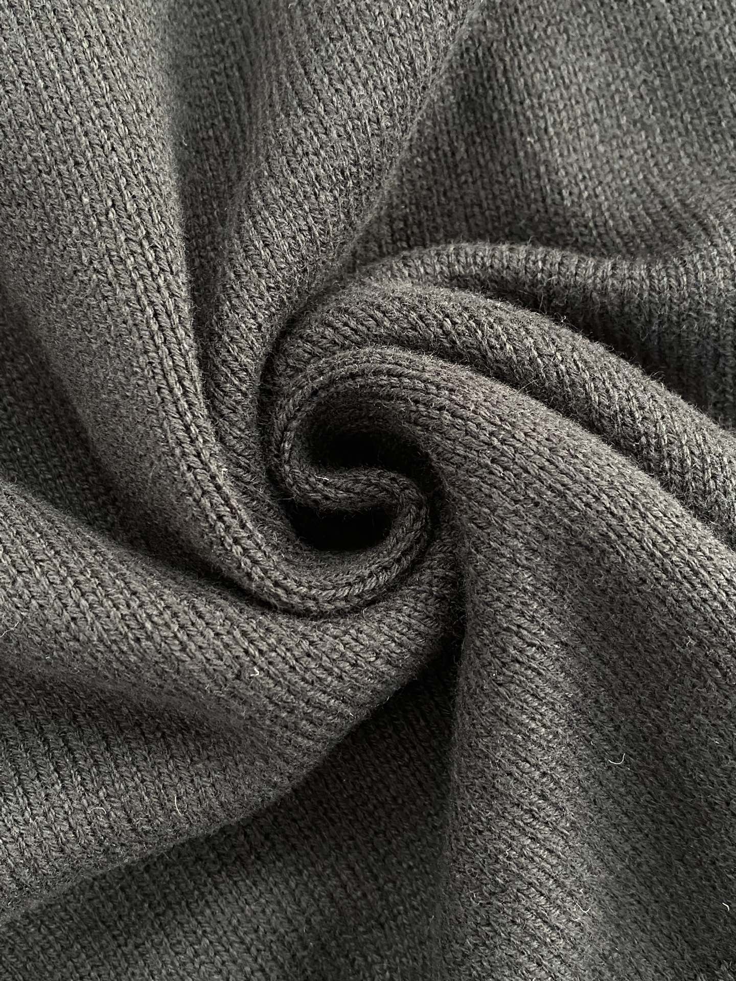 The Row Dunkelblaues Strick-Poloshirt Minimalistische Eleganz & Weicher Komfort