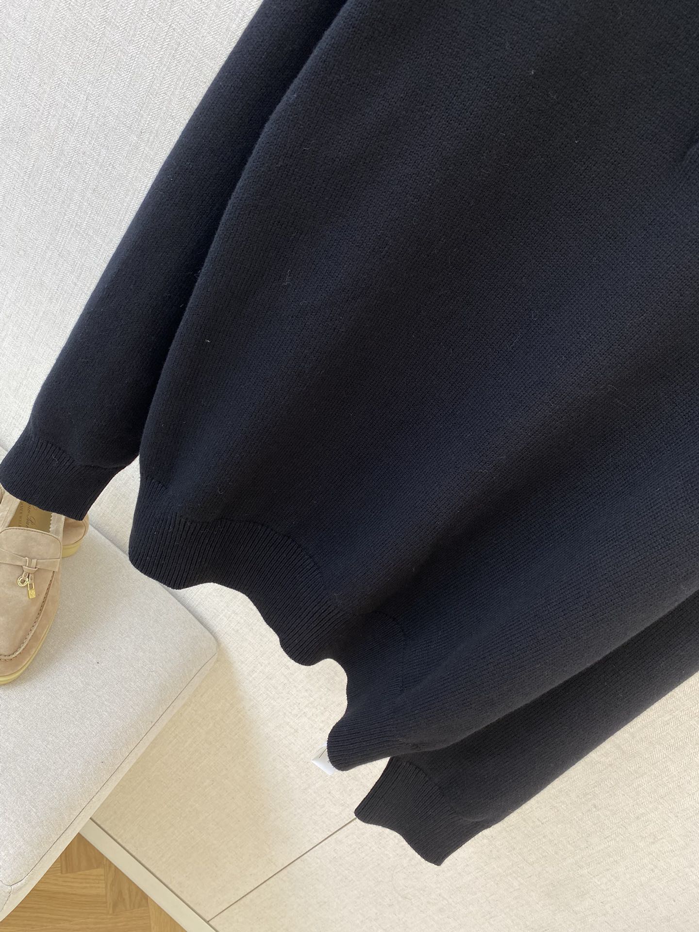 The Row Dunkelblaues Strick-Poloshirt Minimalistische Eleganz & Weicher Komfort