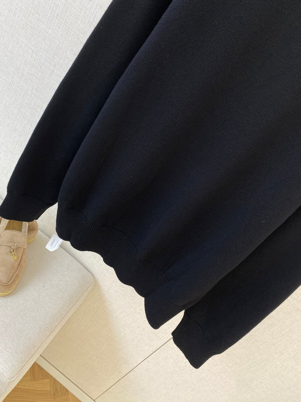 The Row Dunkelblaues Strick-Poloshirt Minimalistische Eleganz & Weicher Komfort