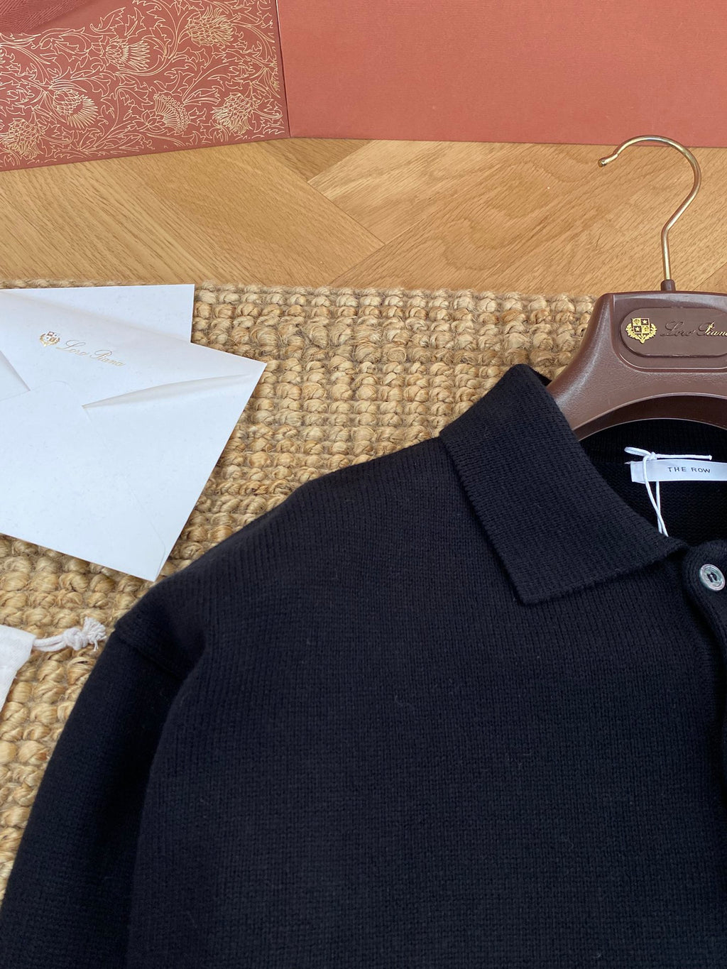 The Row Dunkelblaues Strick-Poloshirt Minimalistische Eleganz & Weicher Komfort