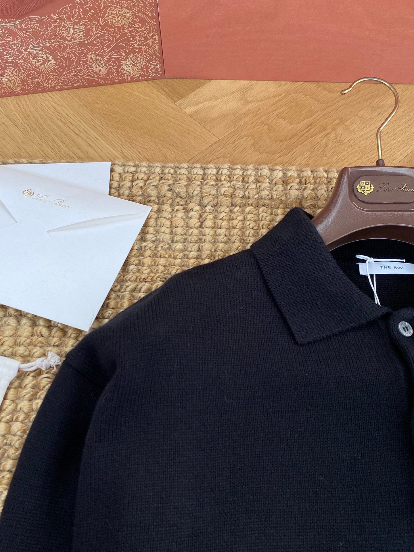 The Row Dunkelblaues Strick-Poloshirt Minimalistische Eleganz & Weicher Komfort