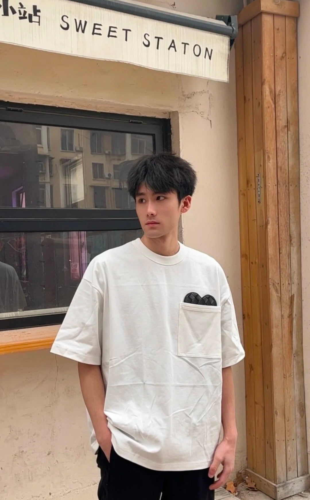 Dior – Weisses T-Shirt mit Herz-Detail in der Brusttasche