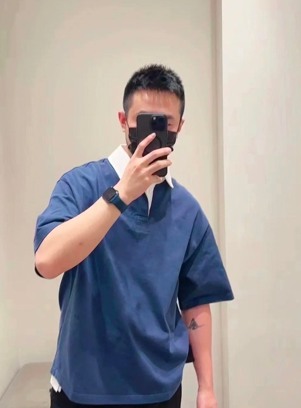 Dior – Navyblaues Polo mit weissem Kontrastkragen