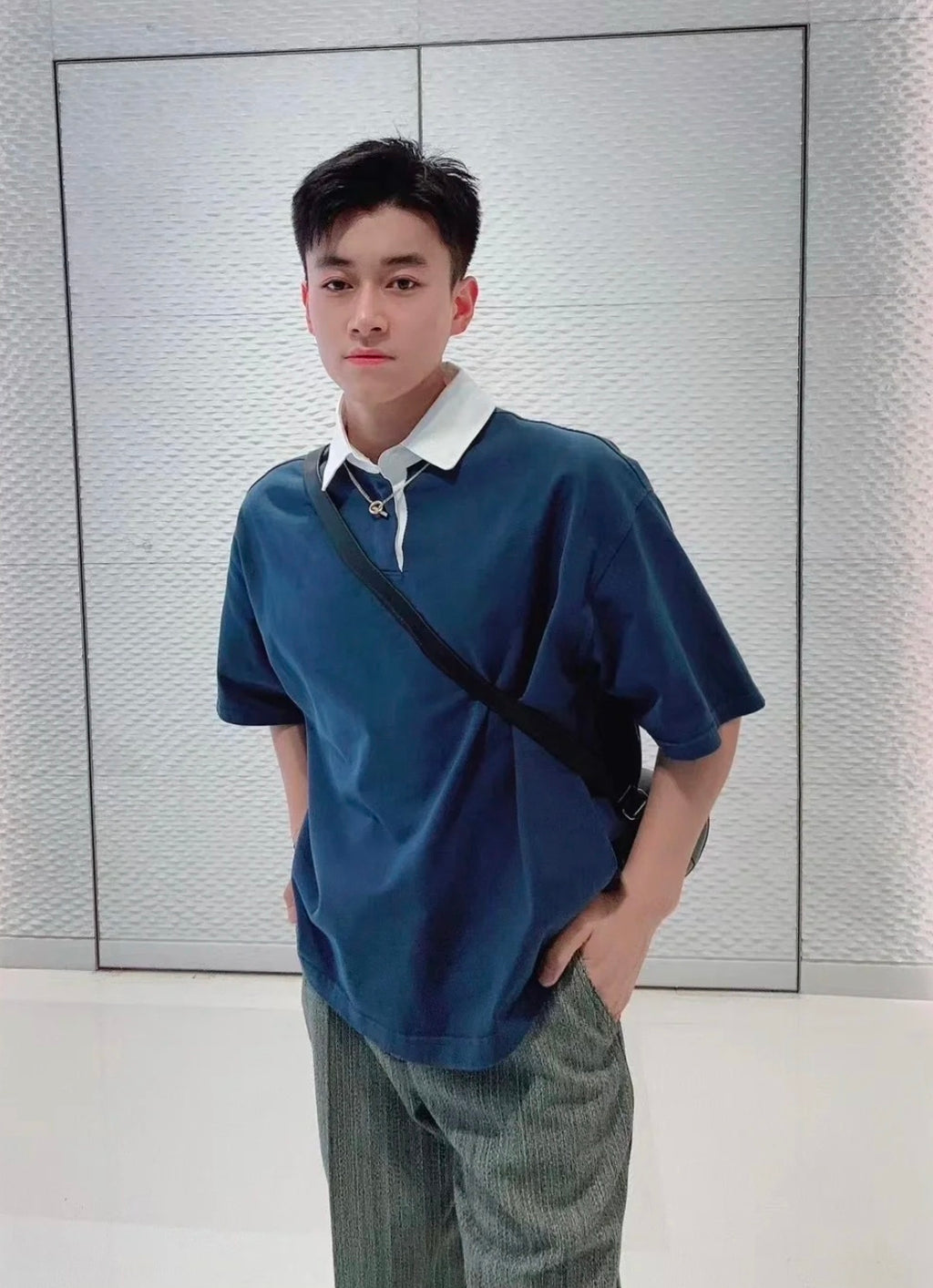 Dior – Navyblaues Polo mit weissem Kontrastkragen