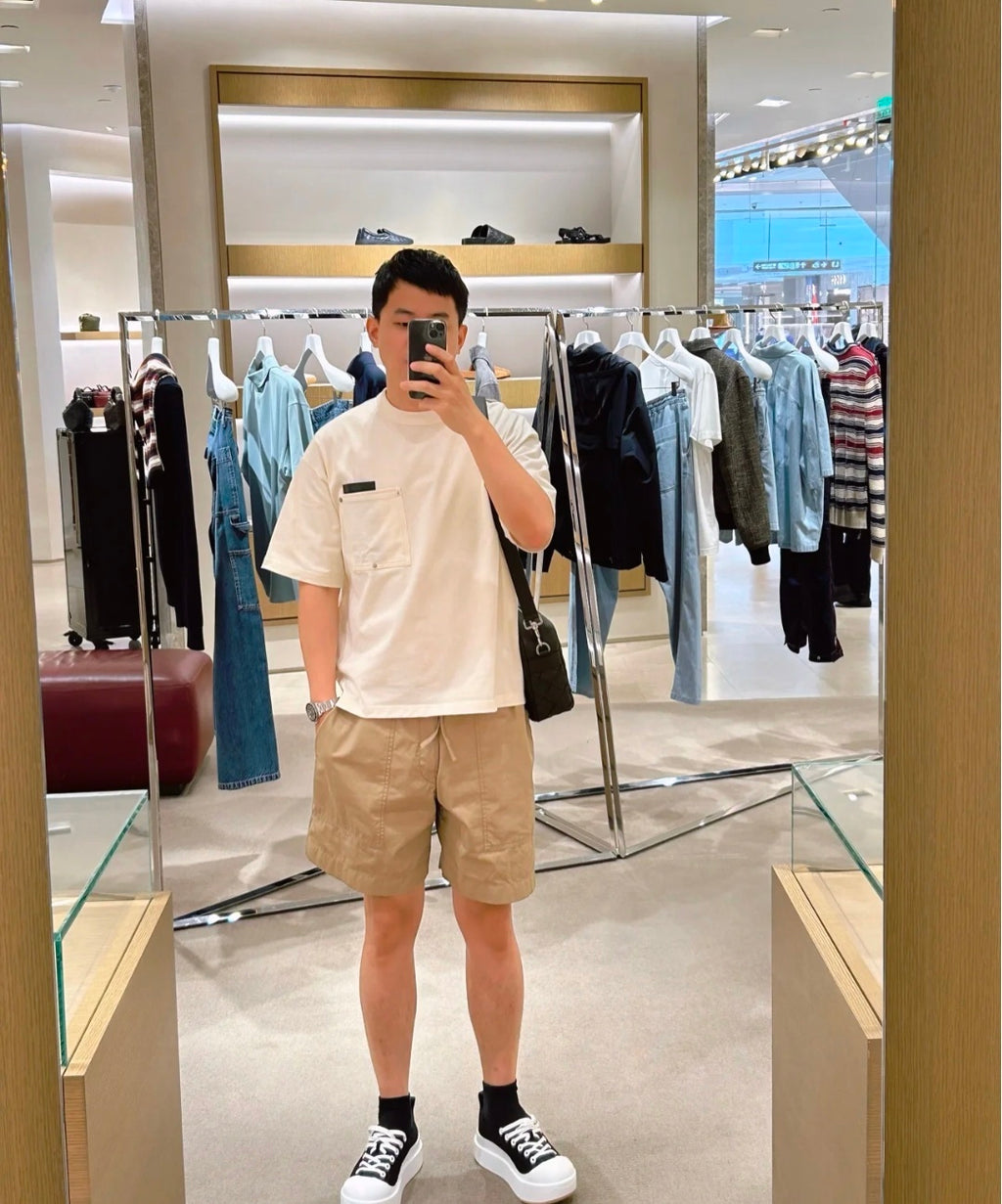 Dior T-Shirt mit Mesh-Tasche – Cremefarbenes Kurzarmshirt mit Rivet