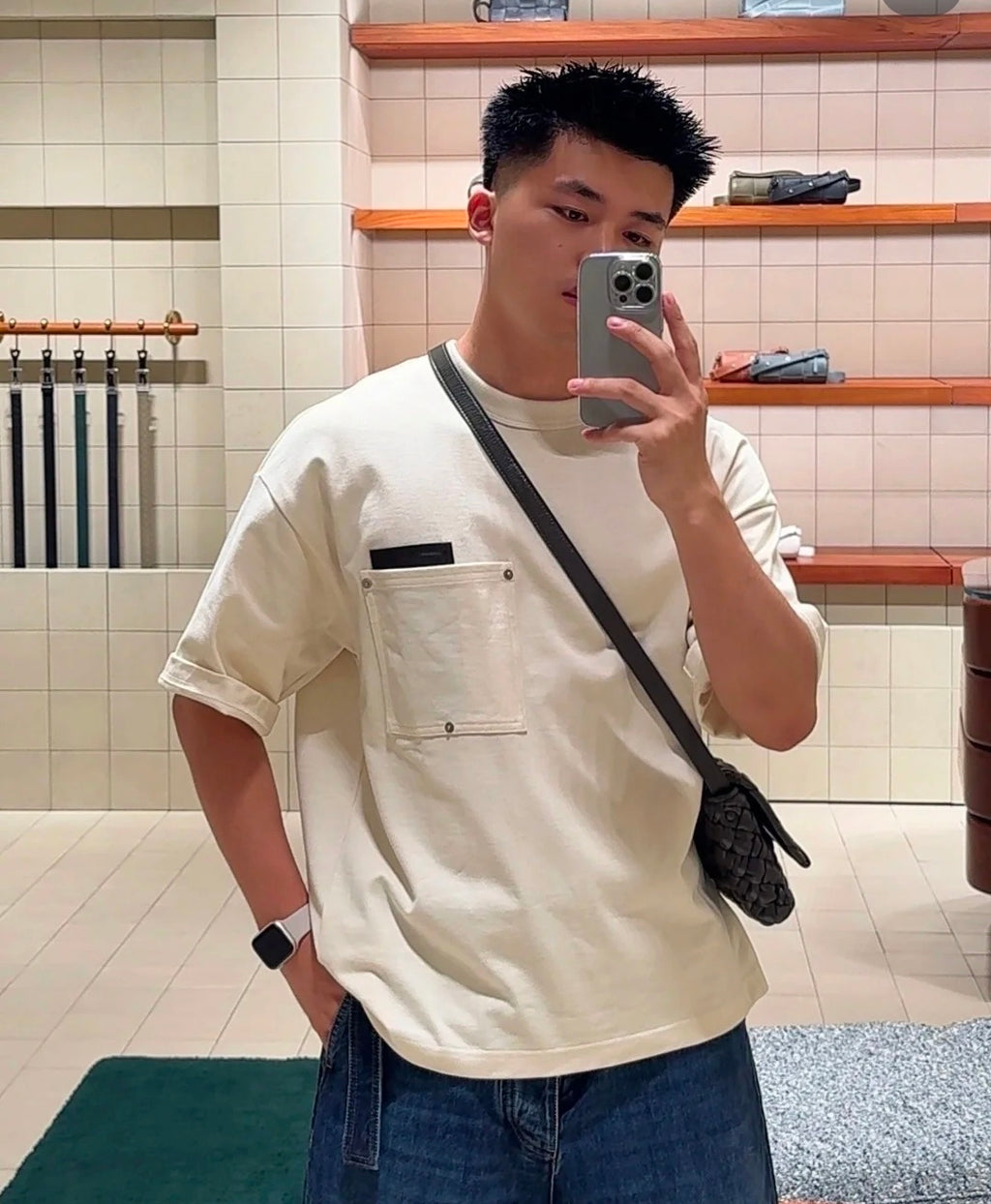 Dior T-Shirt mit Mesh-Tasche – Cremefarbenes Kurzarmshirt mit Rivet