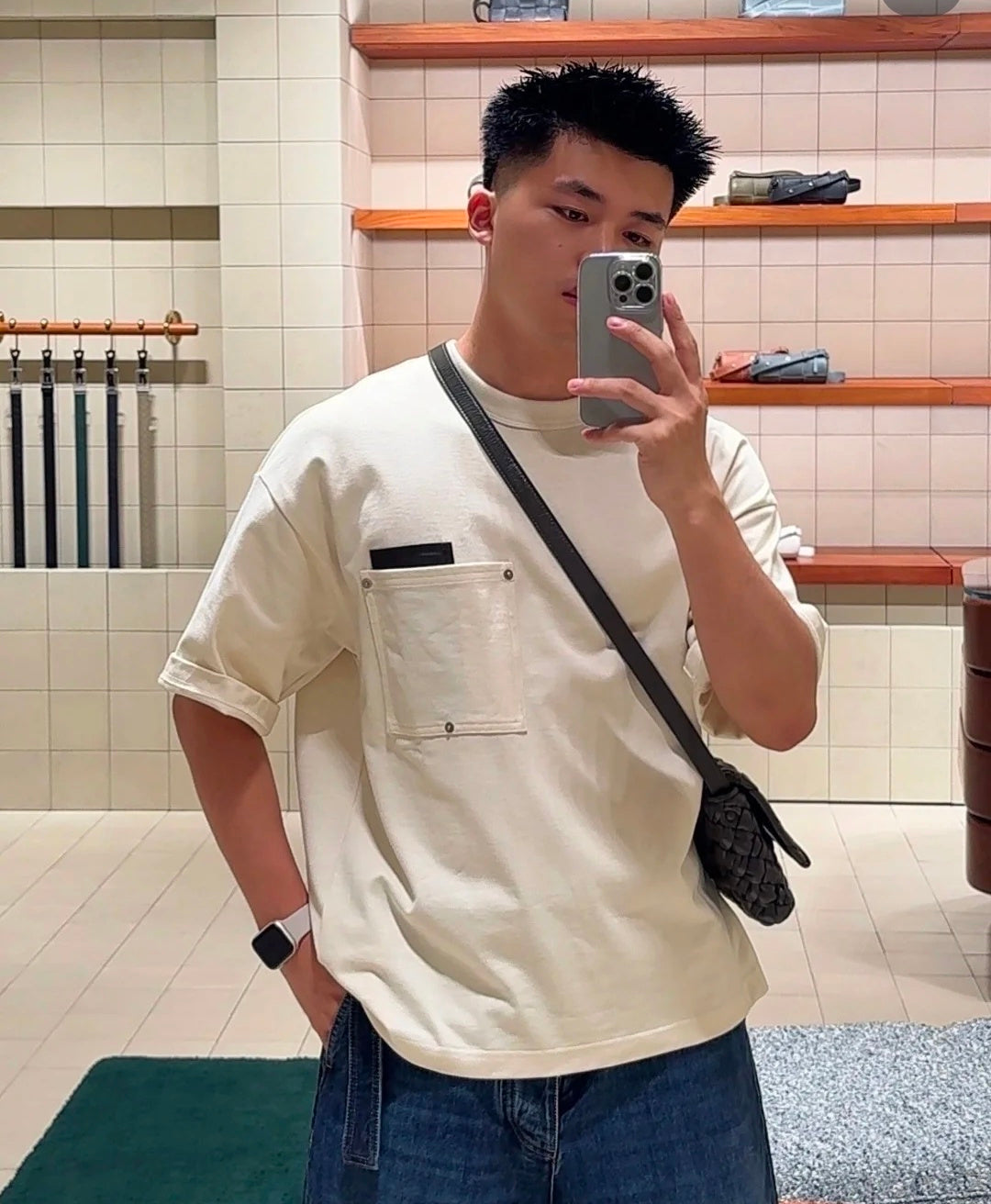 Dior T-Shirt mit Mesh-Tasche – Cremefarbenes Kurzarmshirt mit Rivet