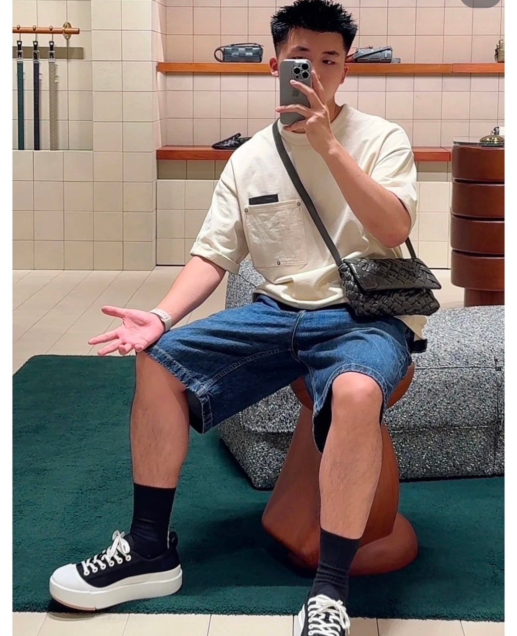 Dior T-Shirt mit Mesh-Tasche – Cremefarbenes Kurzarmshirt mit Rivet