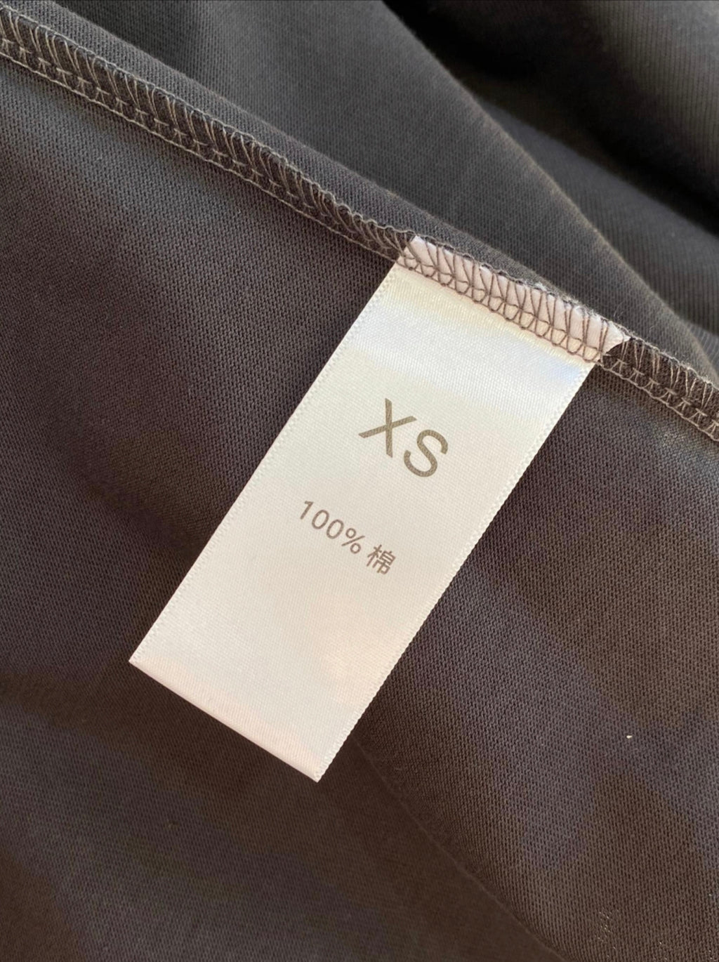 Brunello Cucinelli Poloshirt mit weißem Kontrastkragen – Eleganz in Schwarz