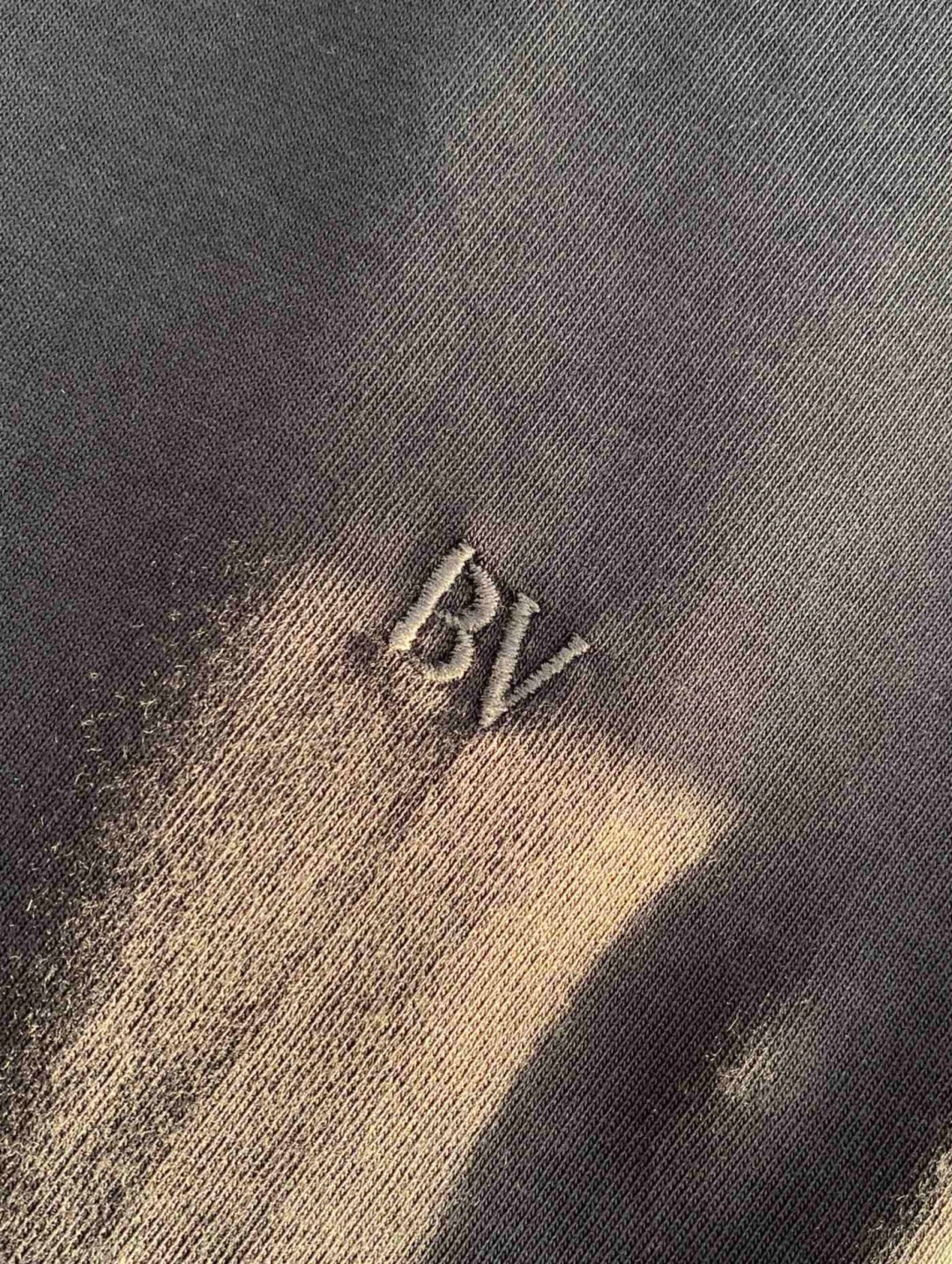 Brunello Cucinelli Poloshirt mit weißem Kontrastkragen – Eleganz in Schwarz