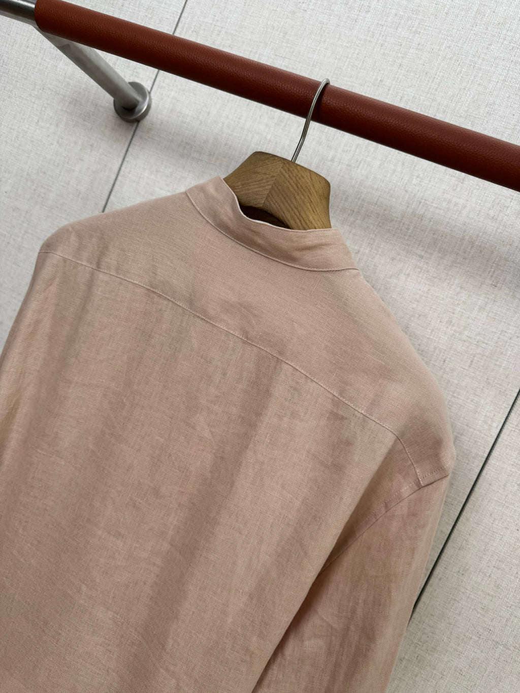 Loro Piana Hemd Beige – Leichtes Leinenhemd mit modernem Stehkragen