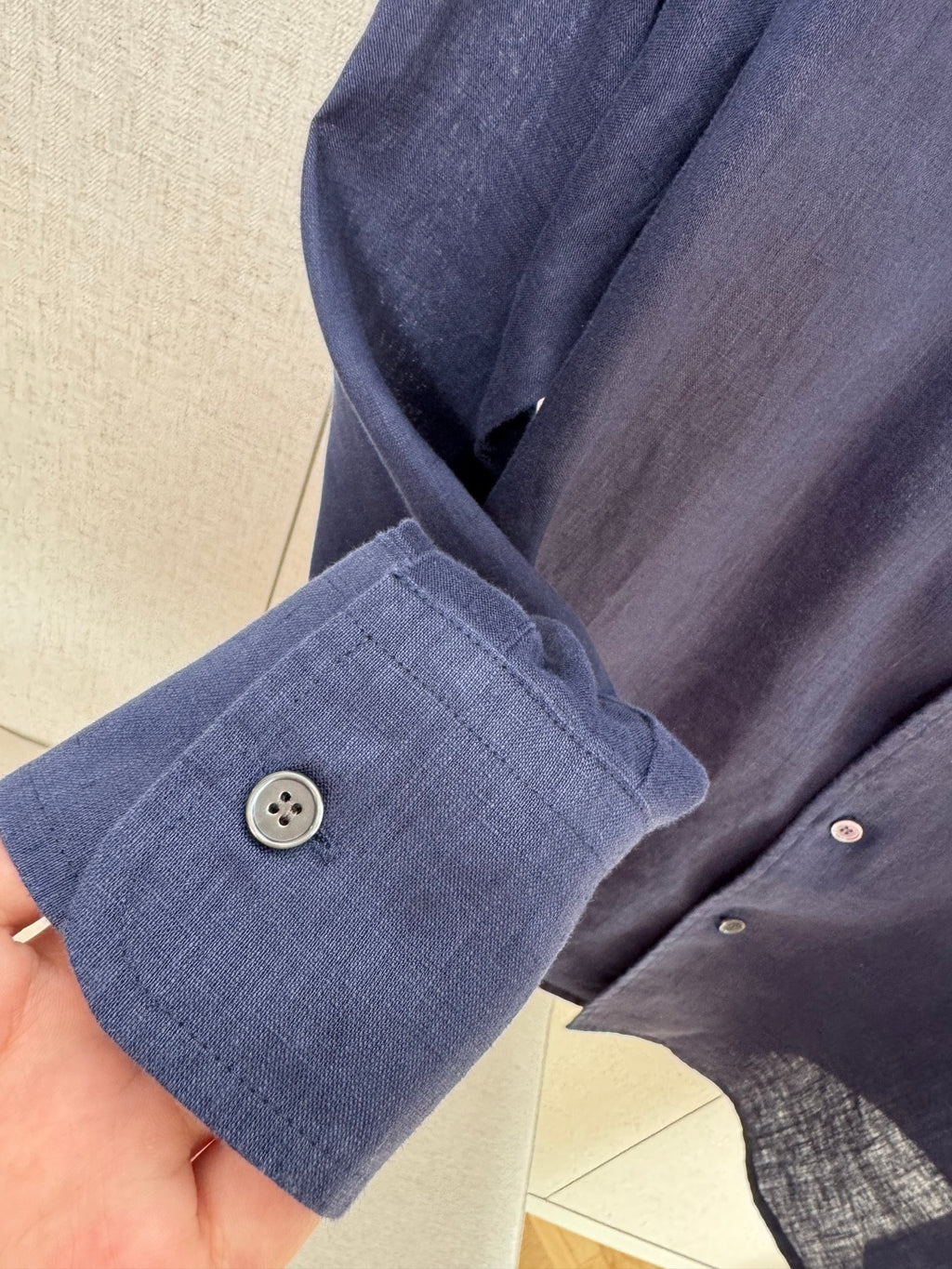 Brunello Cucinelli Hemd in Dunkelblau aus leichtem Stoff mit Brusttasche