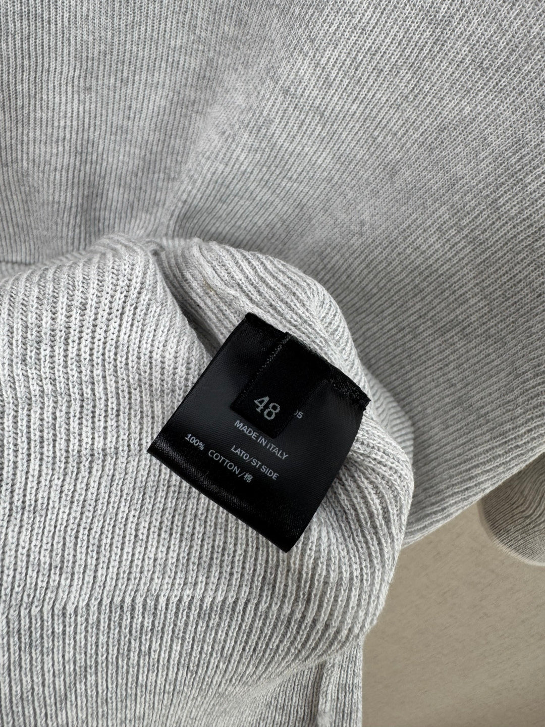 Brunello Cucinelli Strickshirt in Hellgrau mit Polokragen und V-Ausschnitt – Kurzarm