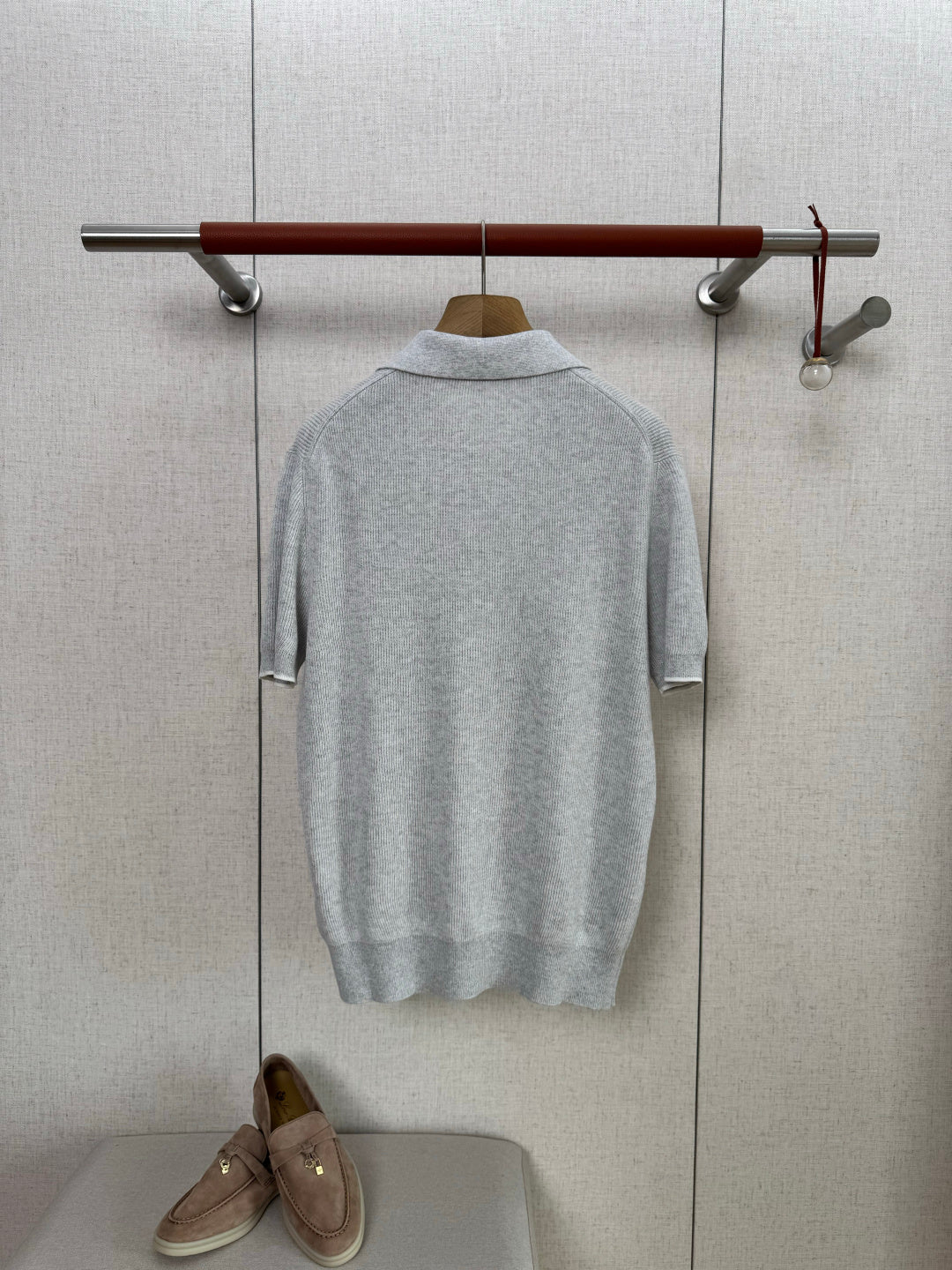 Brunello Cucinelli Strickshirt in Hellgrau mit Polokragen und V-Ausschnitt – Kurzarm