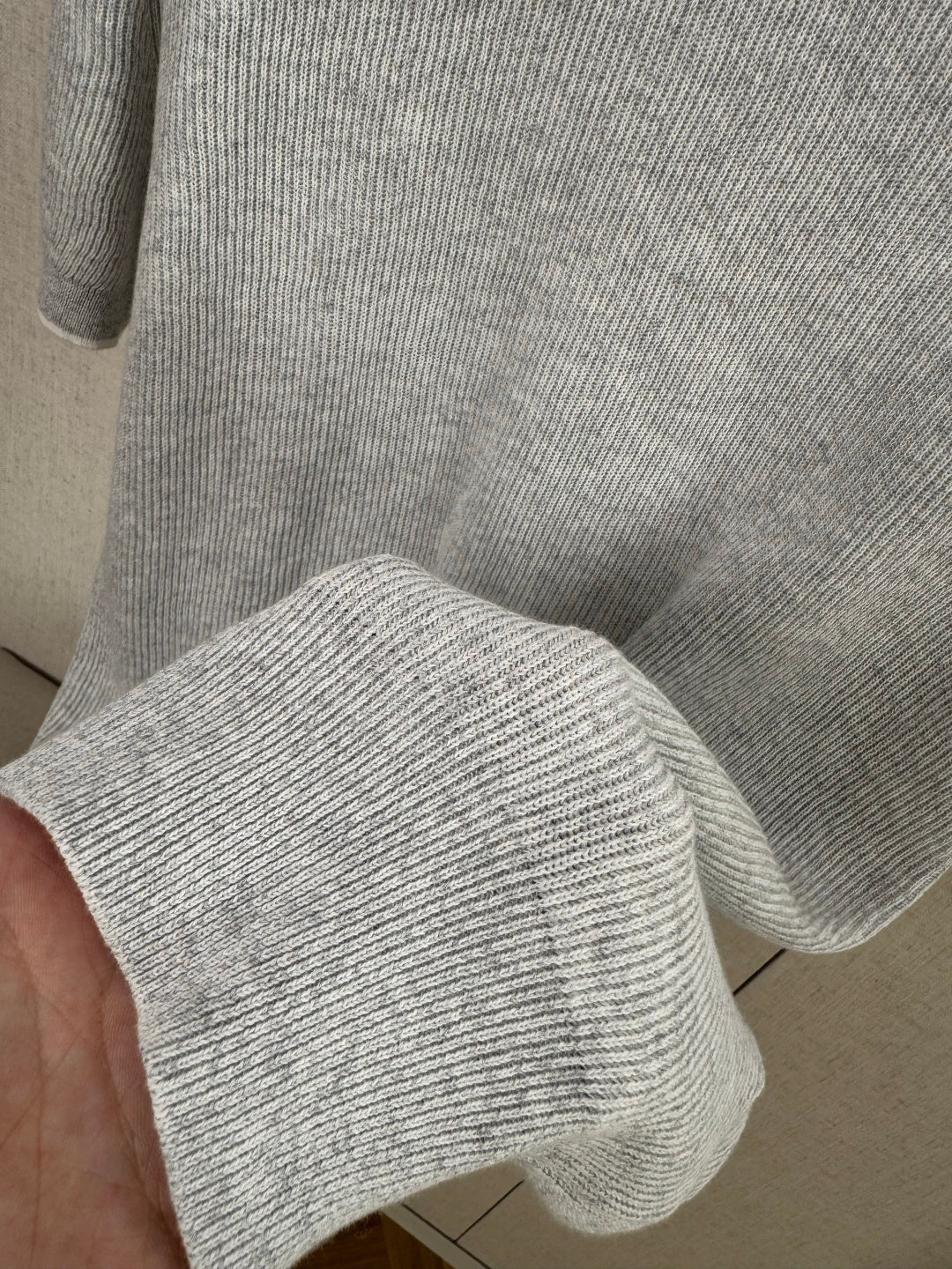 Brunello Cucinelli Strickshirt in Hellgrau mit Polokragen und V-Ausschnitt – Kurzarm