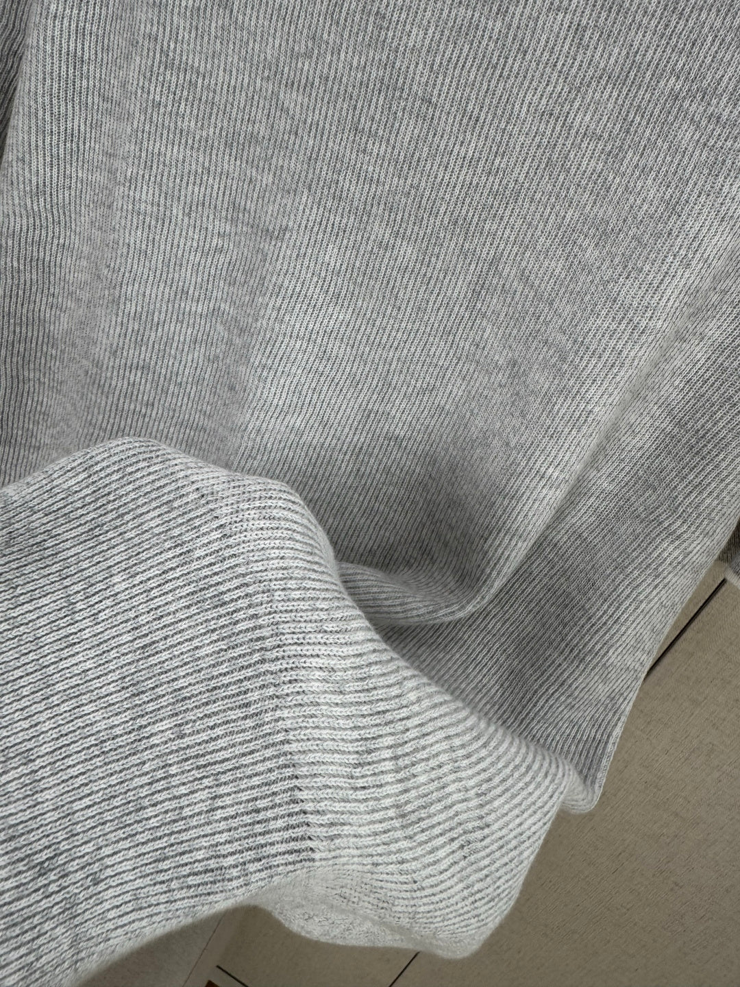 Brunello Cucinelli Strickshirt in Hellgrau mit Polokragen und V-Ausschnitt – Kurzarm