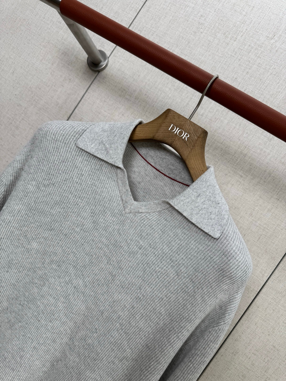 Brunello Cucinelli Strickshirt in Hellgrau mit Polokragen und V-Ausschnitt – Kurzarm
