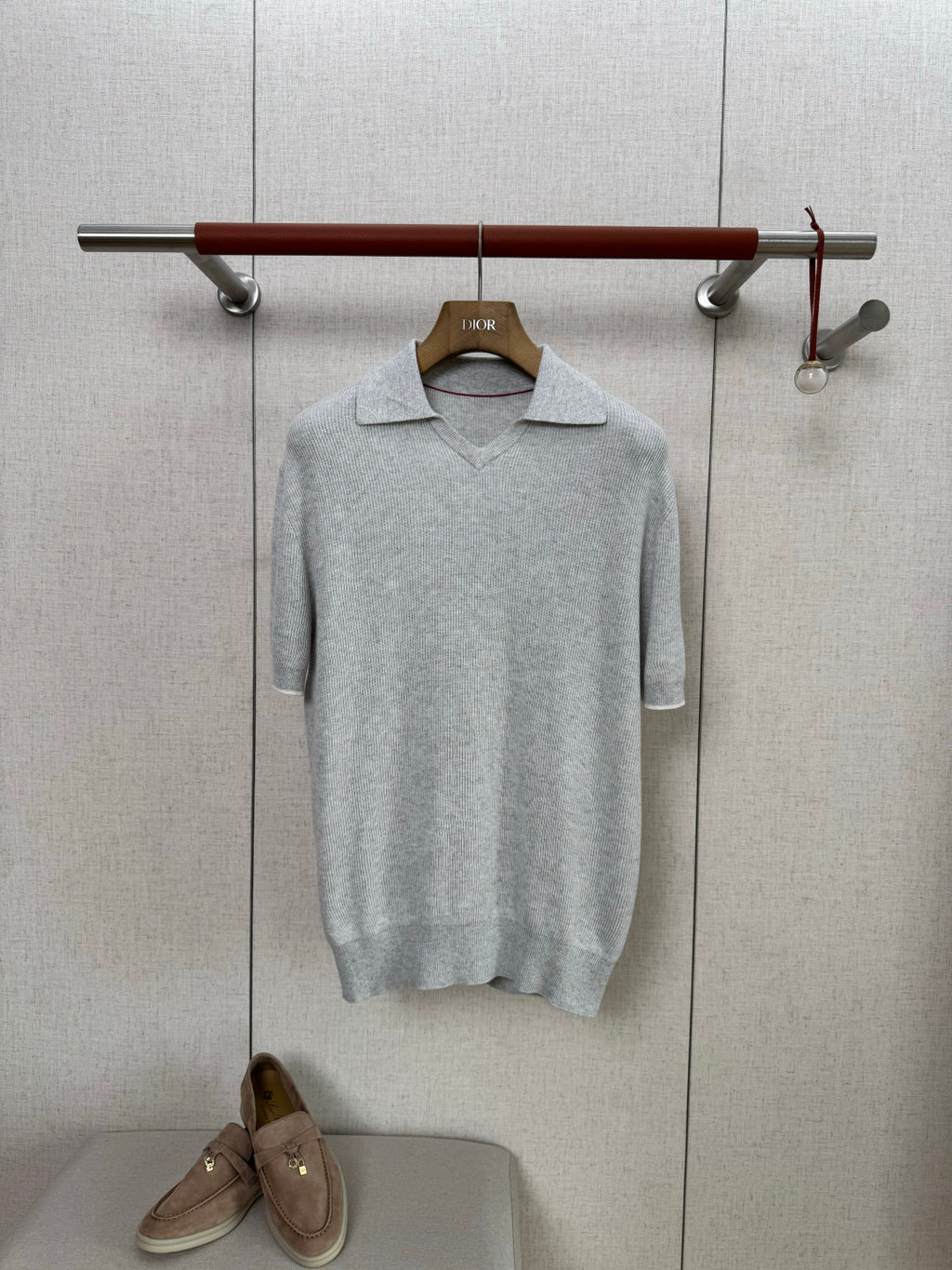 Brunello Cucinelli Strickshirt in Hellgrau mit Polokragen und V-Ausschnitt – Kurzarm