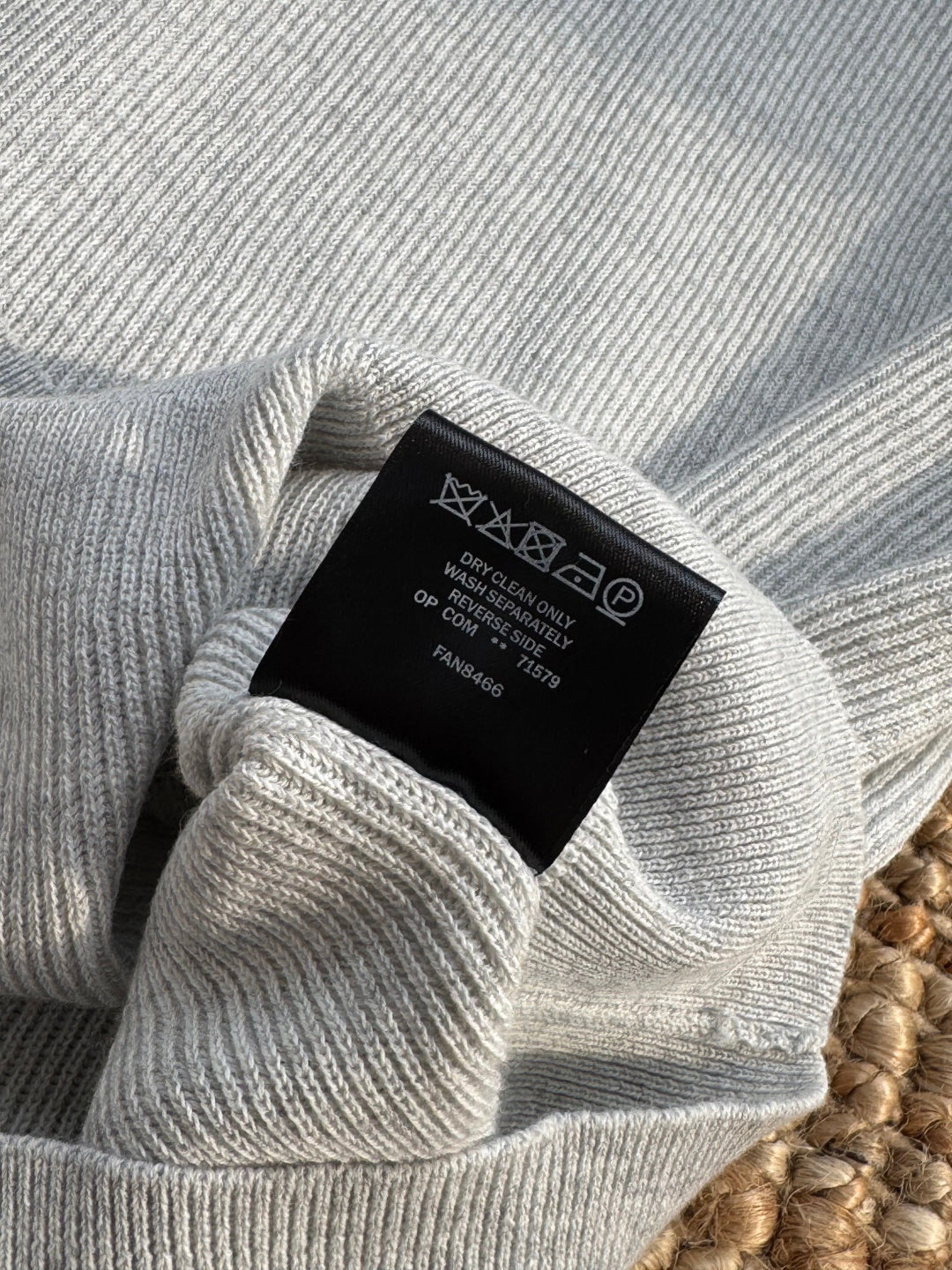 Brunello Cucinelli Strickshirt in Hellgrau mit Polokragen und V-Ausschnitt – Kurzarm