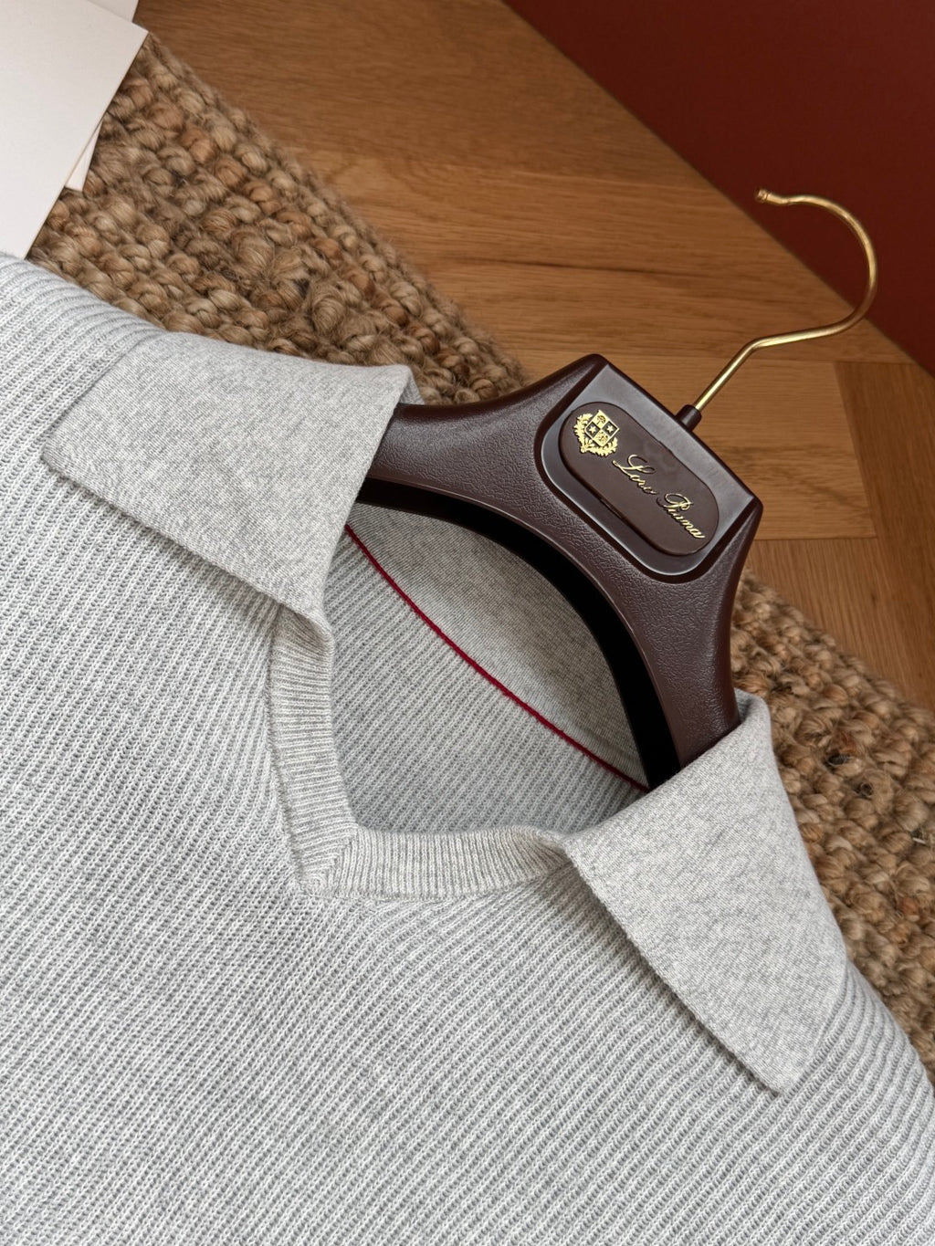 Brunello Cucinelli Strickshirt in Hellgrau mit Polokragen und V-Ausschnitt – Kurzarm