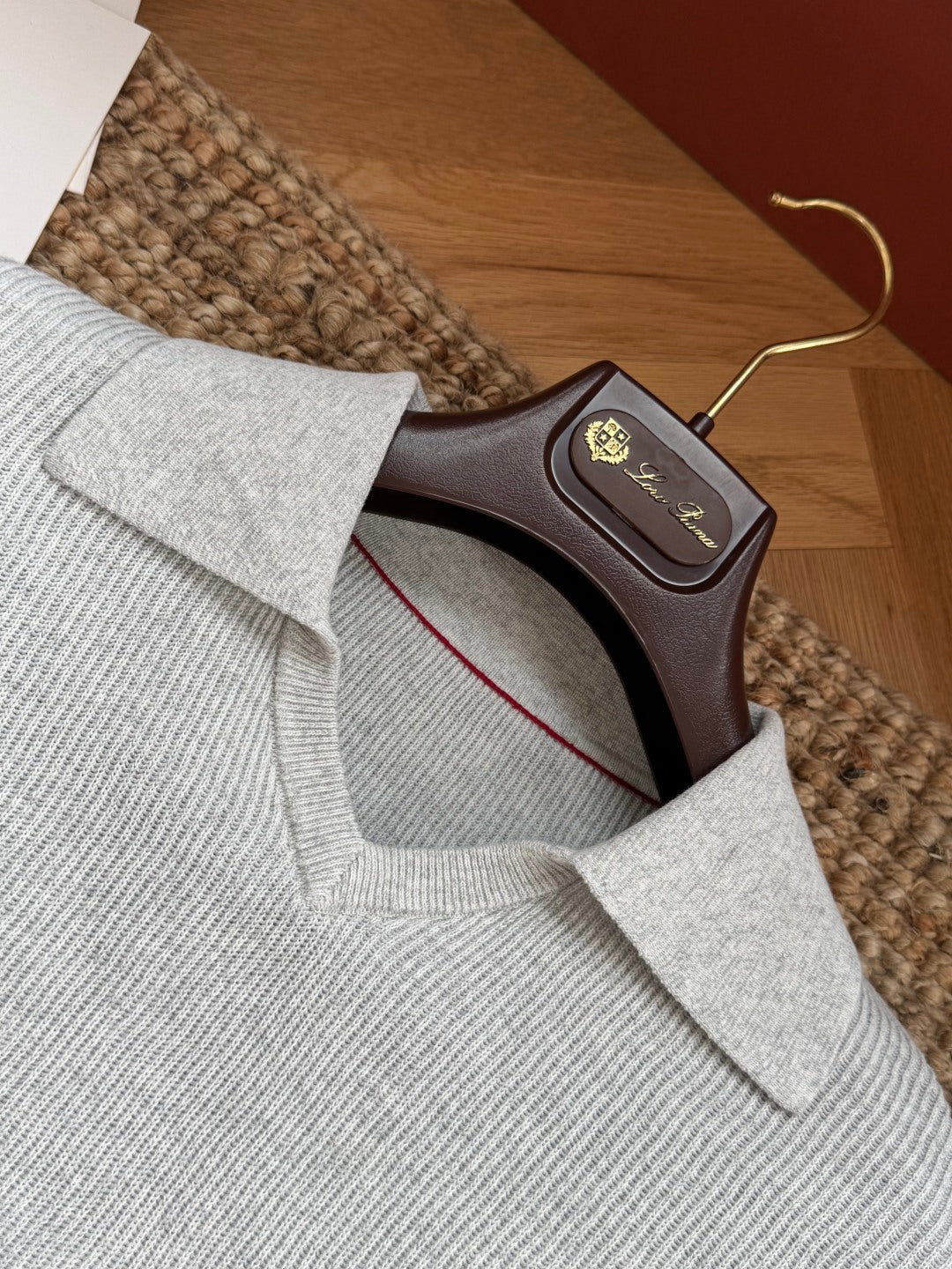 Brunello Cucinelli Strickshirt in Hellgrau mit Polokragen und V-Ausschnitt – Kurzarm