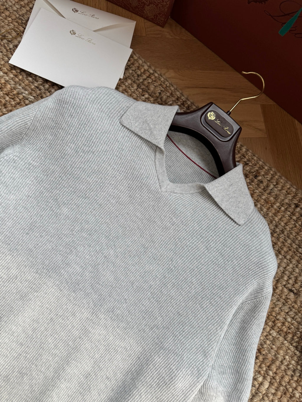 Brunello Cucinelli Strickshirt in Hellgrau mit Polokragen und V-Ausschnitt – Kurzarm