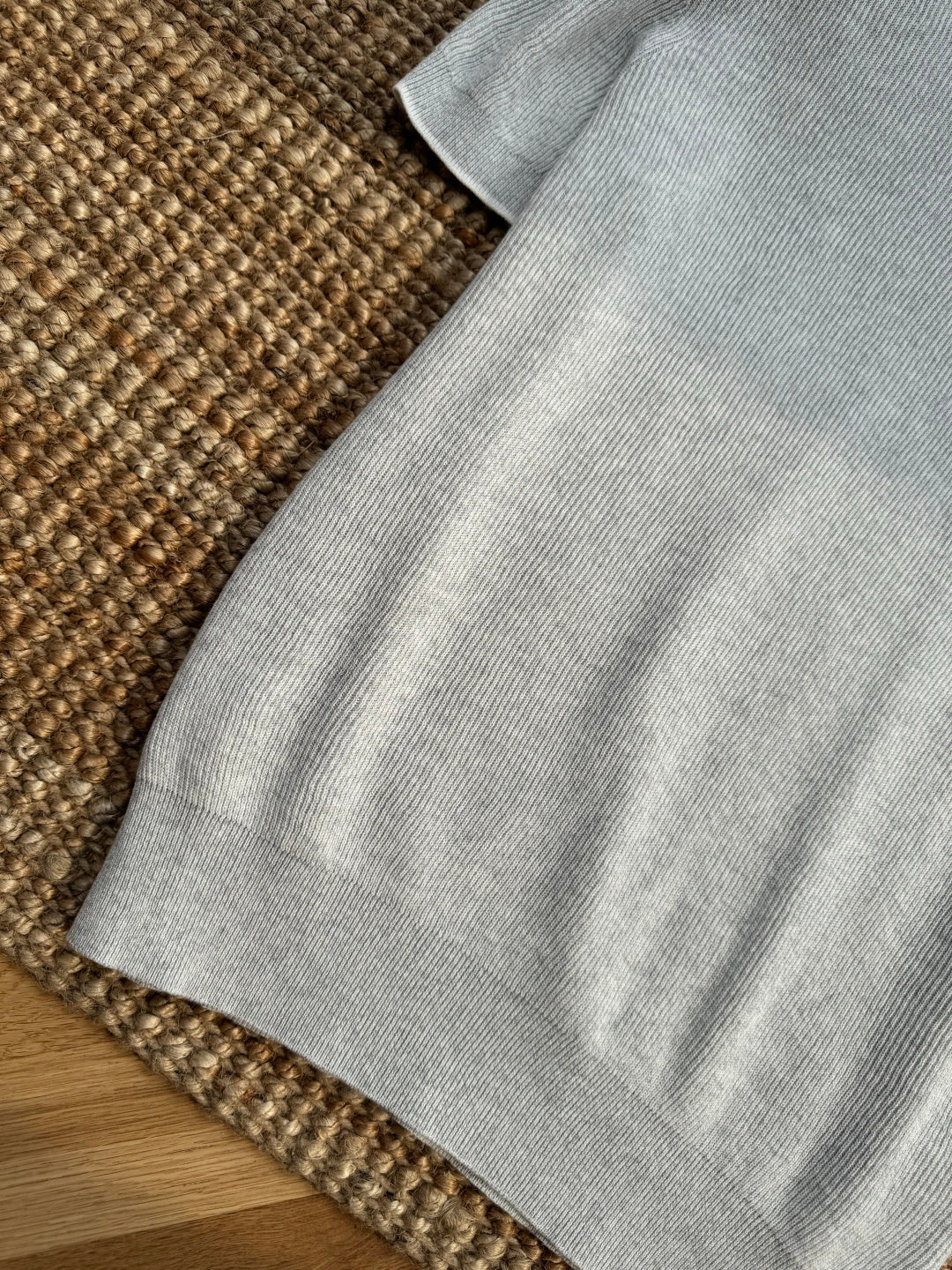 Brunello Cucinelli Strickshirt in Hellgrau mit Polokragen und V-Ausschnitt – Kurzarm