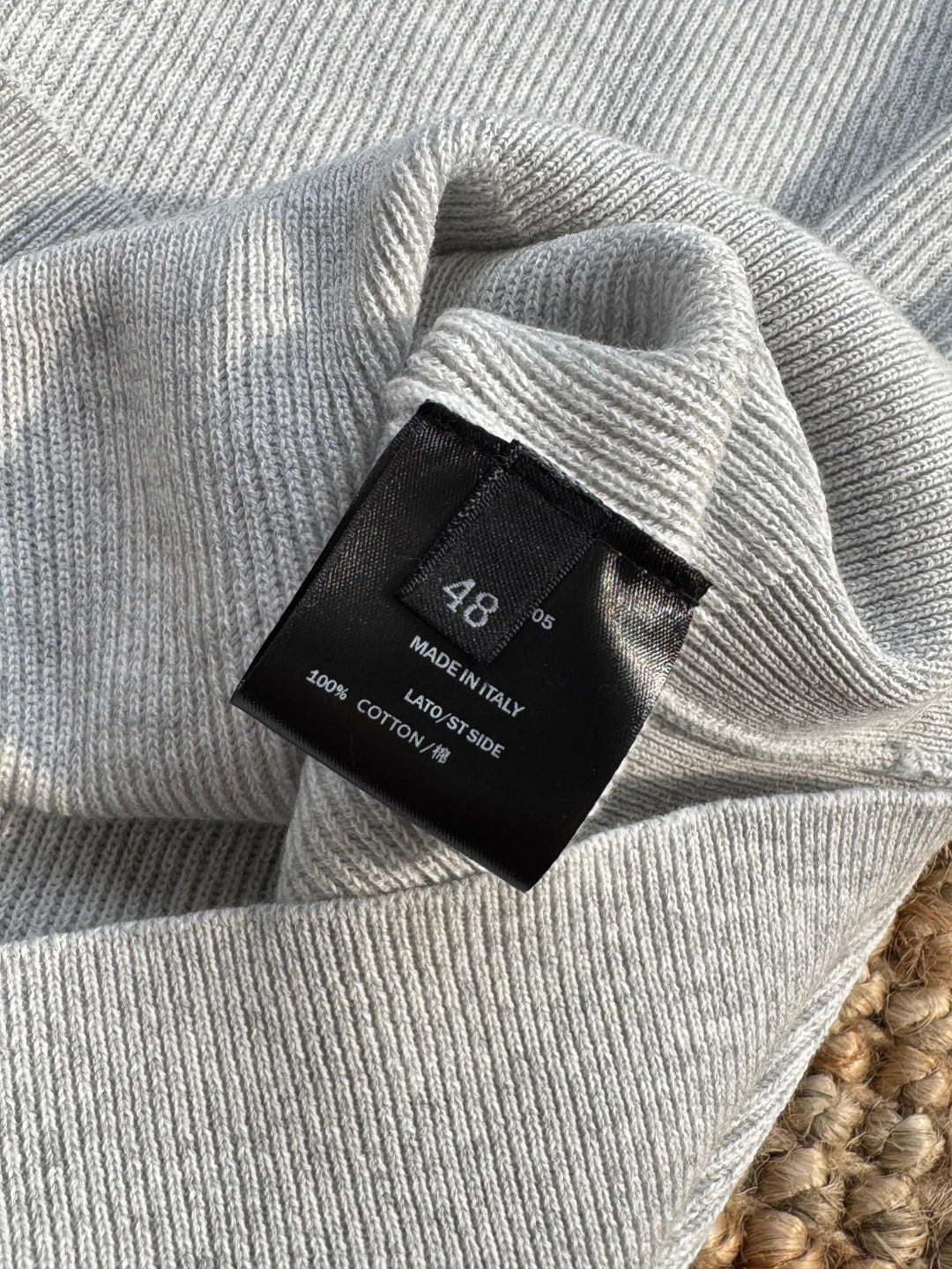 Brunello Cucinelli Strickshirt in Hellgrau mit Polokragen und V-Ausschnitt – Kurzarm